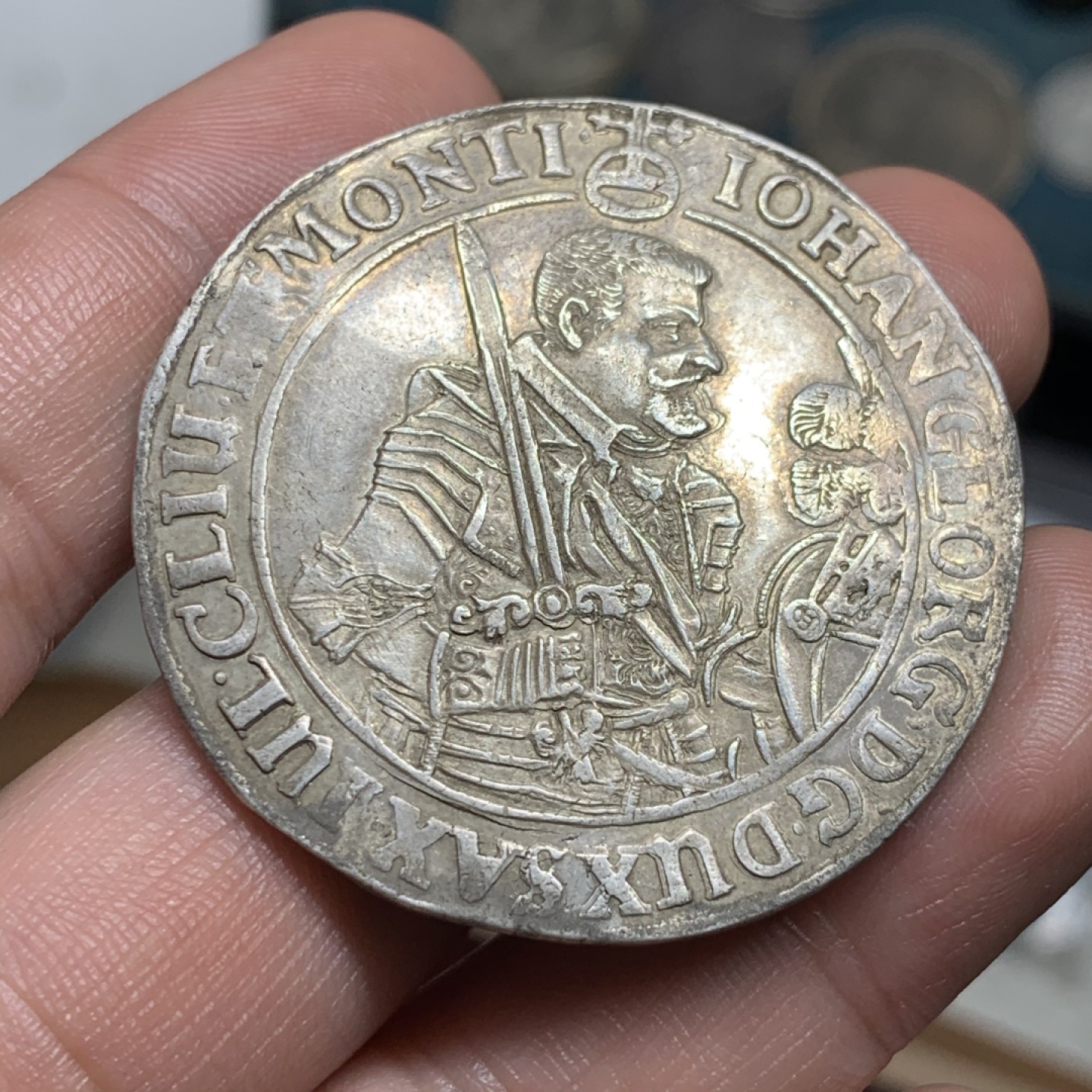 《竞宝斋》第59场-本周日，周一2场连拍（全场不限金额包邮） 德国萨克森韦廷王朝 1644年 约翰乔治一世持剑 大泰勒 好品银币 29.1克 打制币，那时还没有发明边齿。光边，^_^