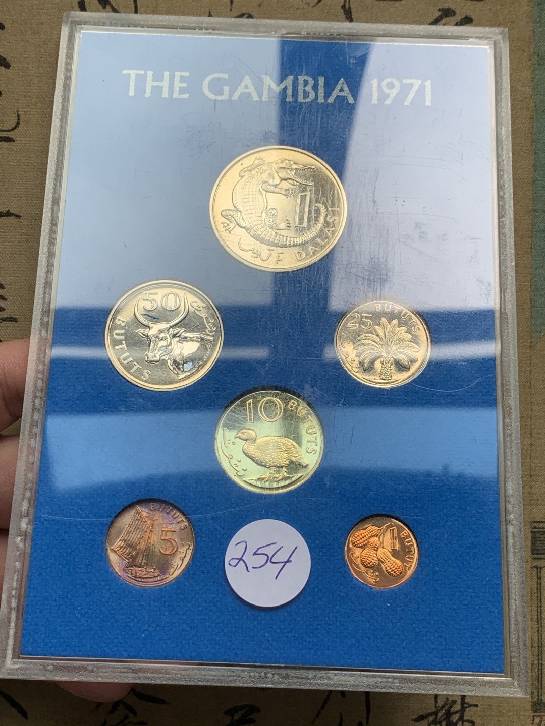 《竞宝斋》第59场-本周日，周一2场连拍（全场不限金额包邮） 冈比亚1971年清年份官方原装精制套币BU 独立第一版 1布图-1达拉西 克劳斯编号PS3（无纸壳信封）