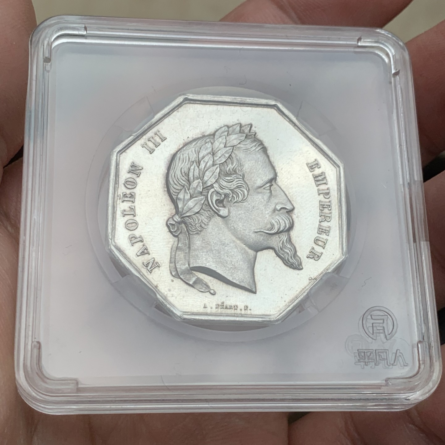 《竞宝斋》第59场-本周日，周一2场连拍（全场不限金额包邮） 1819年法国巴黎火灾保险公司八角银制代币  重量：23.1g  边铭：手指银标  