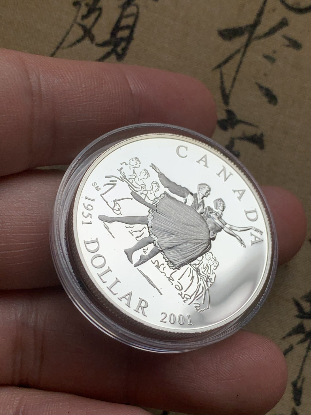 《竞宝斋》第59场-本周日，周一2场连拍（全场不限金额包邮） 原盒证书加拿大2001年 国家芭蕾舞五十周年纪念1元精制大银币