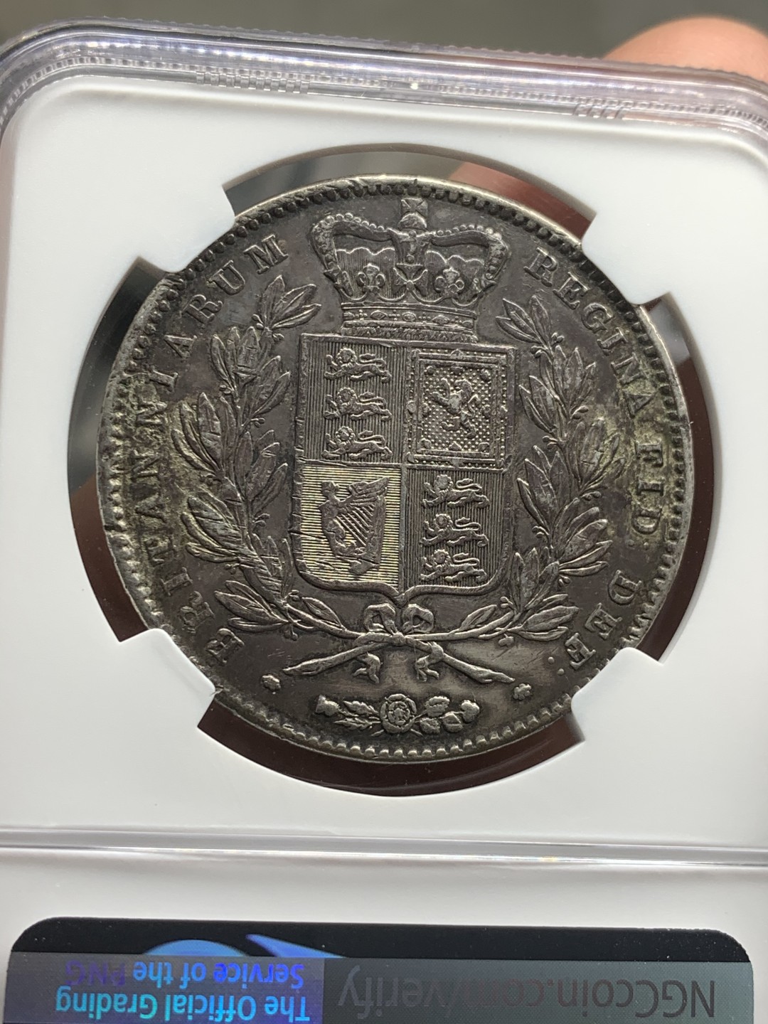 《竞宝斋》第59场-本周日，周一2场连拍（全场不限金额包邮） NGC XF 英国 1845年 年轻维多利亚 克朗 大银币 滞涨品种 双面深包浆 发髻清晰 磨损小