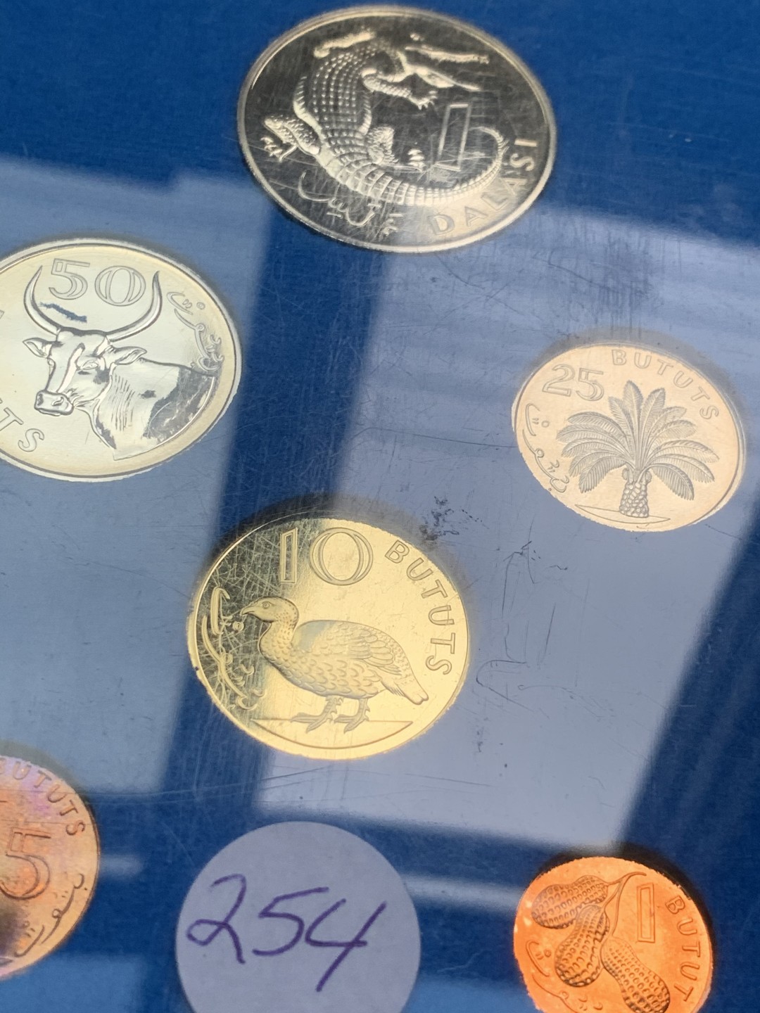 《竞宝斋》第59场-本周日，周一2场连拍（全场不限金额包邮） 冈比亚1971年清年份官方原装精制套币BU 独立第一版 1布图-1达拉西 克劳斯编号PS3（无纸壳信封）