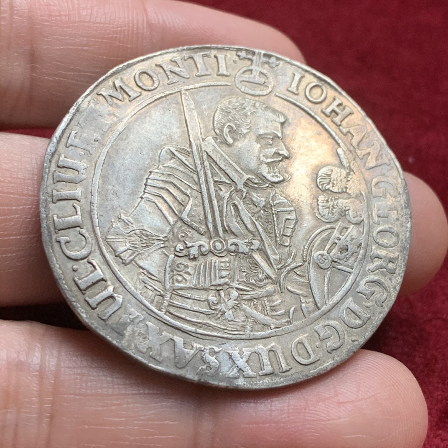 《竞宝斋》第59场-本周日，周一2场连拍（全场不限金额包邮） 德国萨克森韦廷王朝 1644年 约翰乔治一世持剑 大泰勒 好品银币 29.1克 打制币，那时还没有发明边齿。光边，^_^