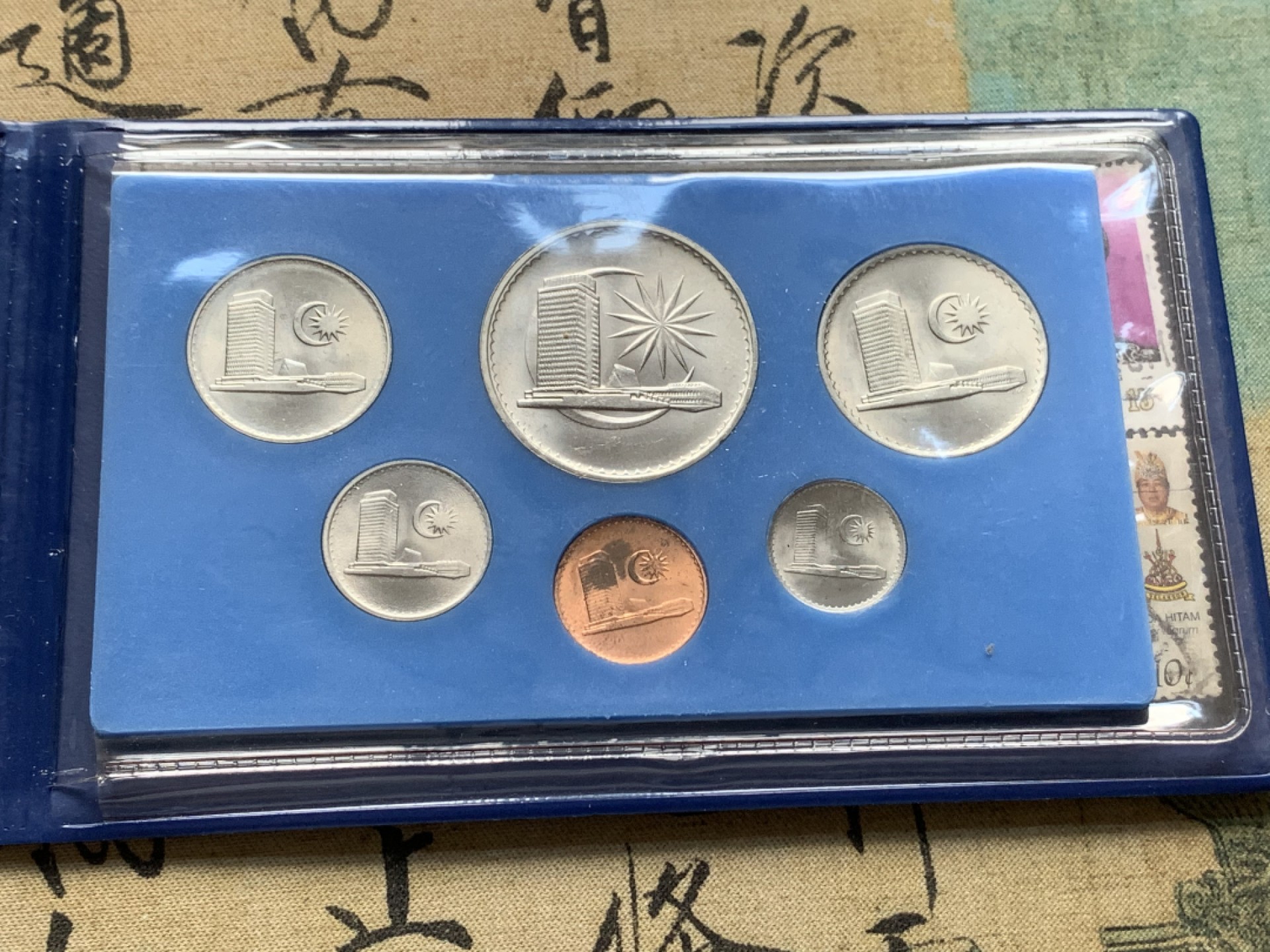 《竞宝斋》第59场-本周日，周一2场连拍（全场不限金额包邮） 册装新加坡、马来西亚（1982-1984）（1981-1983）带邮票套币