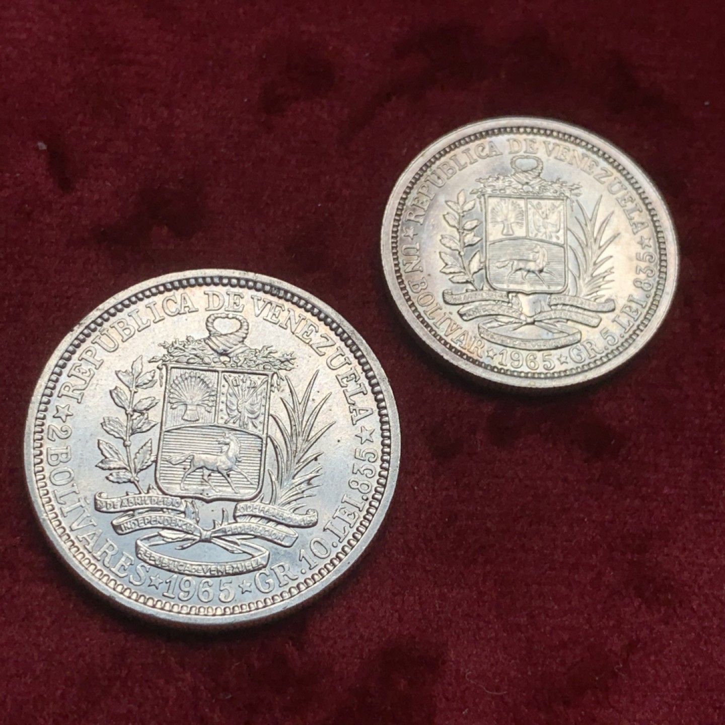 《竞宝斋》第59场-本周日，周一2场连拍（全场不限金额包邮） 委内瑞拉1965年1和2波利瓦一对 原光好品银币