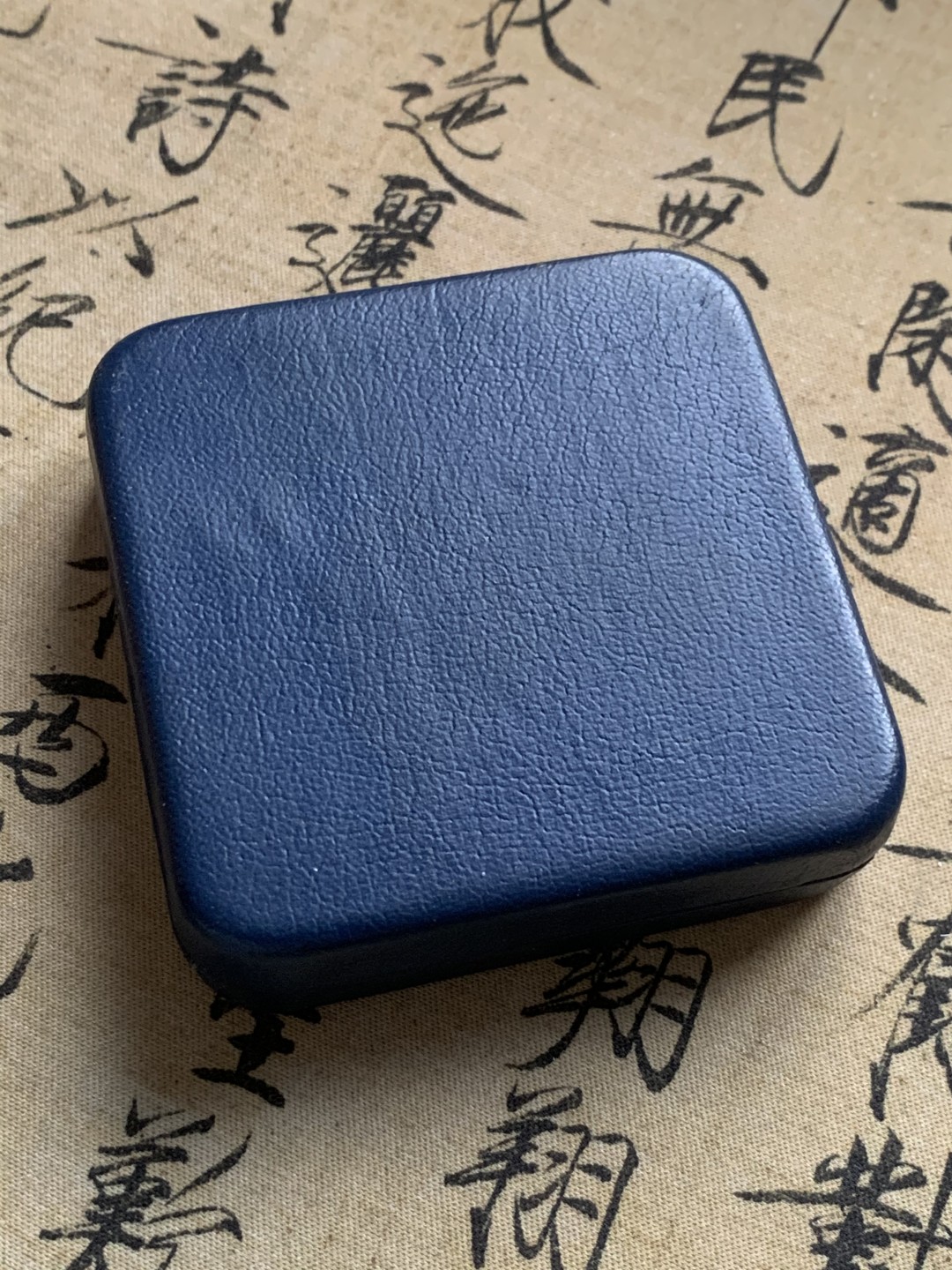 《竞宝斋》第59场-本周日，周一2场连拍（全场不限金额包邮） 原盒银章 英国 1972年 温莎公爵爱德华八世原盒纪念银章 强烈PL效果 双面好彩 非常精美好看 直径38mm 克朗型 重27.4g