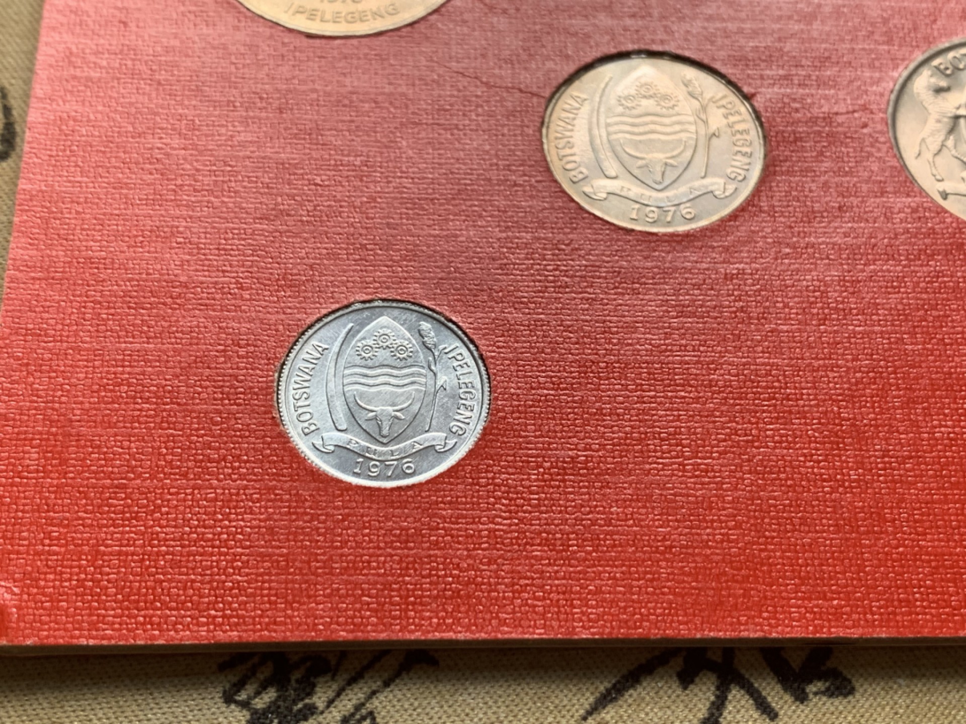 《竞宝斋》第59场-本周日，周一2场连拍（全场不限金额包邮） 博茨瓦纳1976年清年份套币全套UNC 1瑟比-1普拉共6枚