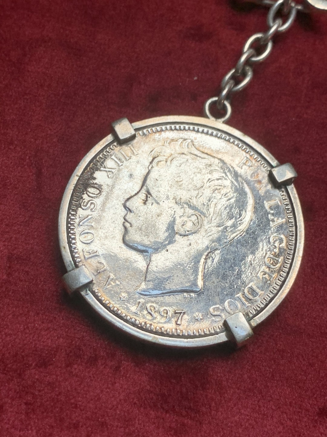 《竞宝斋》第59场-本周日，周一2场连拍（全场不限金额包邮） 西班牙 1897年 阿方索十三世 5比塞塔双柱 大银币 钥匙扣