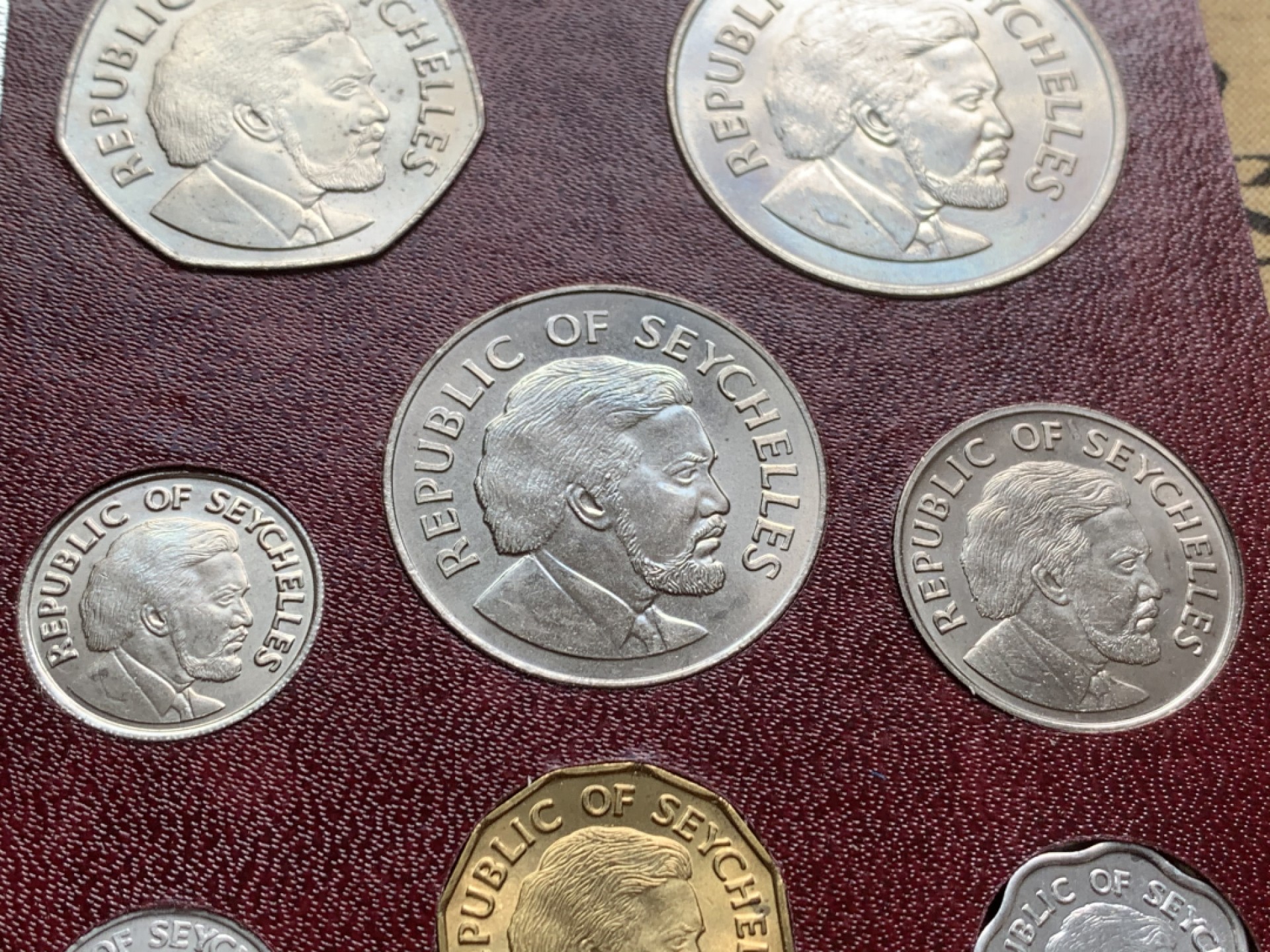 《竞宝斋》第59场-本周日，周一2场连拍（全场不限金额包邮） 塞舌尔1976年清年份套币全套UNC 1分-10卢比共8枚 独立第一版总统头像含大海龟币 铸造量很低，稀见！