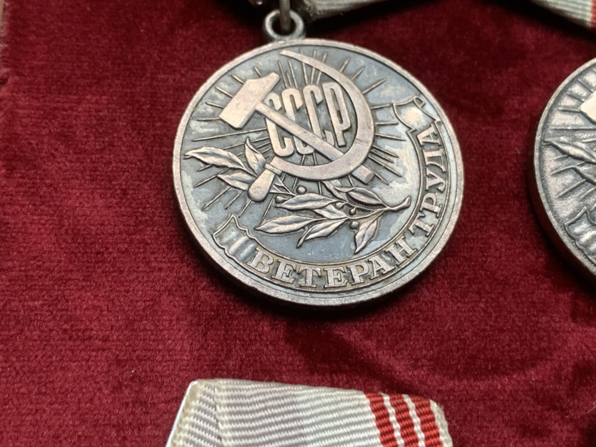 《竞宝斋》第59场-本周日，周一2场连拍（全场不限金额包邮） 苏联光荣退休奖章10枚（发行年份：1961-1990）直径约30mm 带挂长约90mm 均为好品 挂完好无损