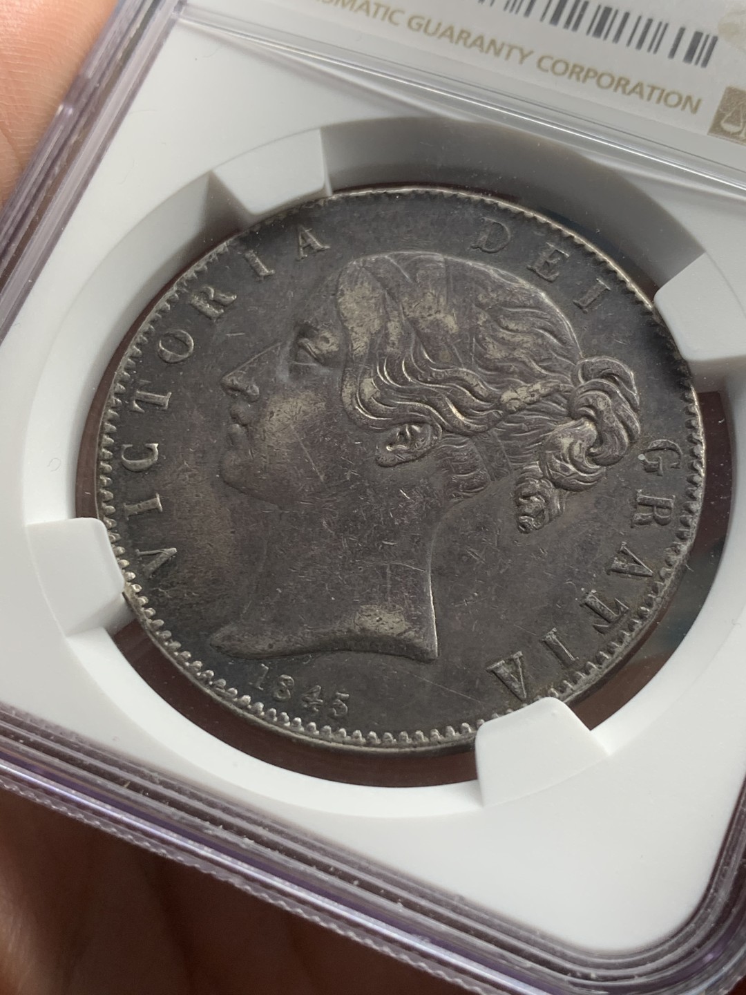 《竞宝斋》第59场-本周日，周一2场连拍（全场不限金额包邮） NGC XF 英国 1845年 年轻维多利亚 克朗 大银币 滞涨品种 双面深包浆 发髻清晰 磨损小