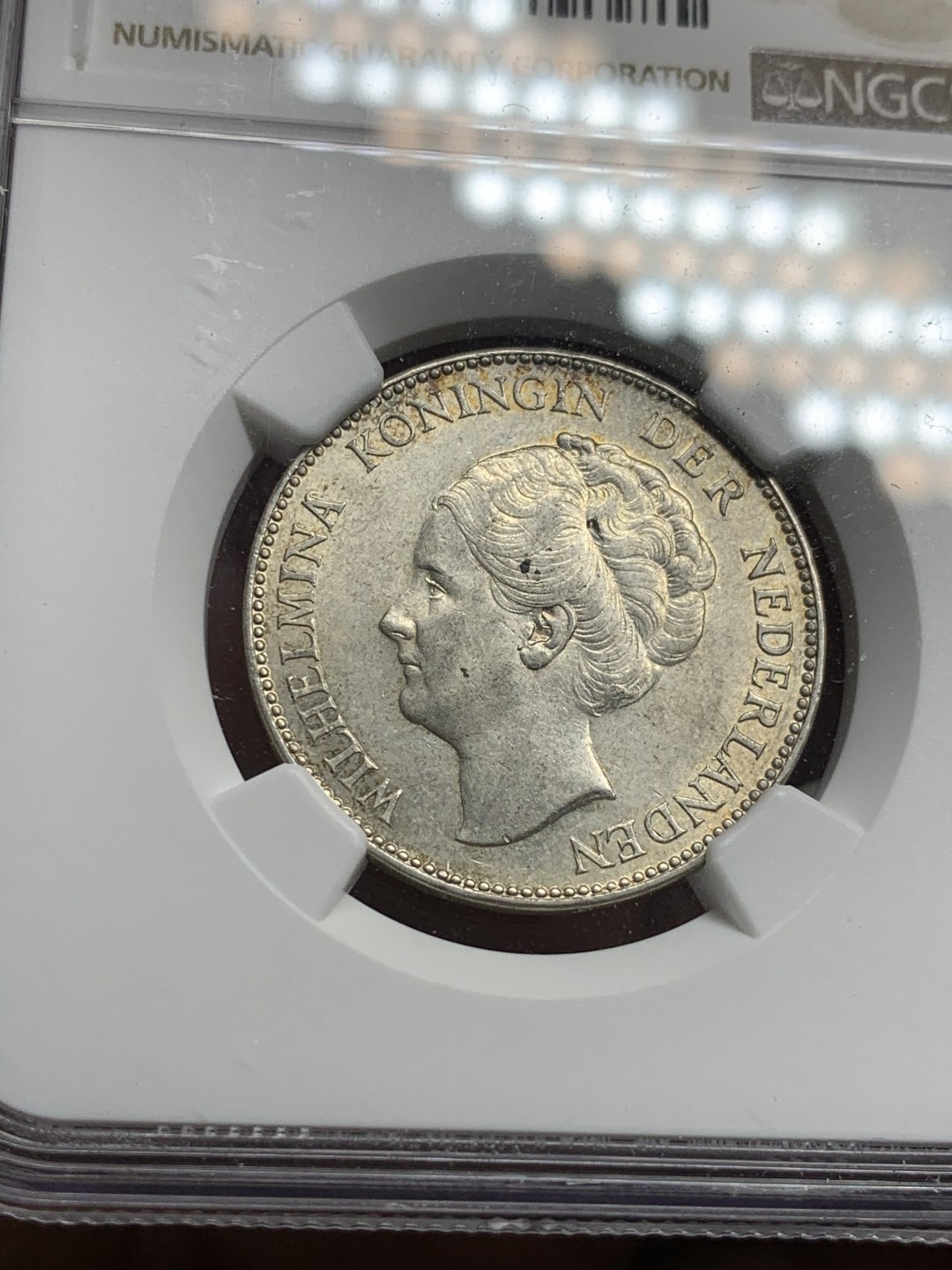 《竞宝斋》第59场-本周日，周一2场连拍（全场不限金额包邮） NGC MS63 季军分  难得细节威廉明娜 女王 荷兰 1931年 1G 银币 细节好，包浆彩