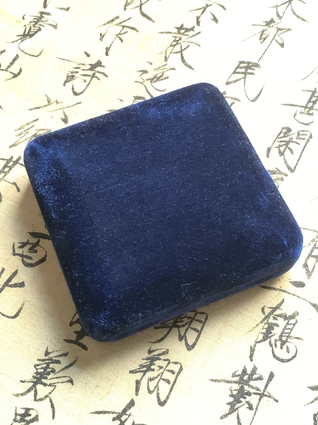 《竞宝斋》第59场-本周日，周一2场连拍（全场不限金额包邮） 原盒银章 日本 1974年 天皇金婚原盒纪念银章 直径40mm 重30g 日本松本徽章工业株式会社出品 非常少