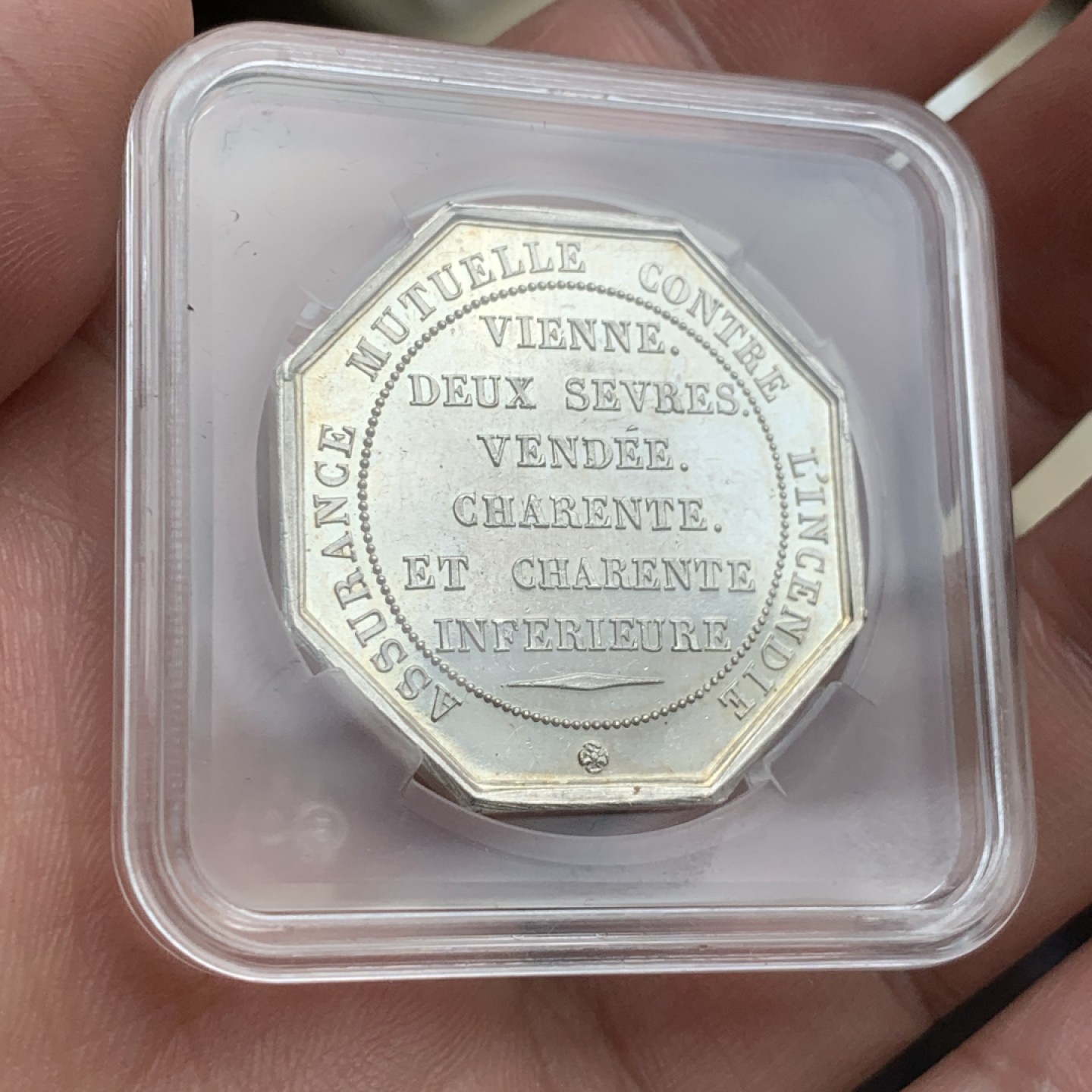 《竞宝斋》第59场-本周日，周一2场连拍（全场不限金额包邮） 1838年法国火灾保险公司八角银制代币  重量：13.1g  边铭：手指银标   unc品相