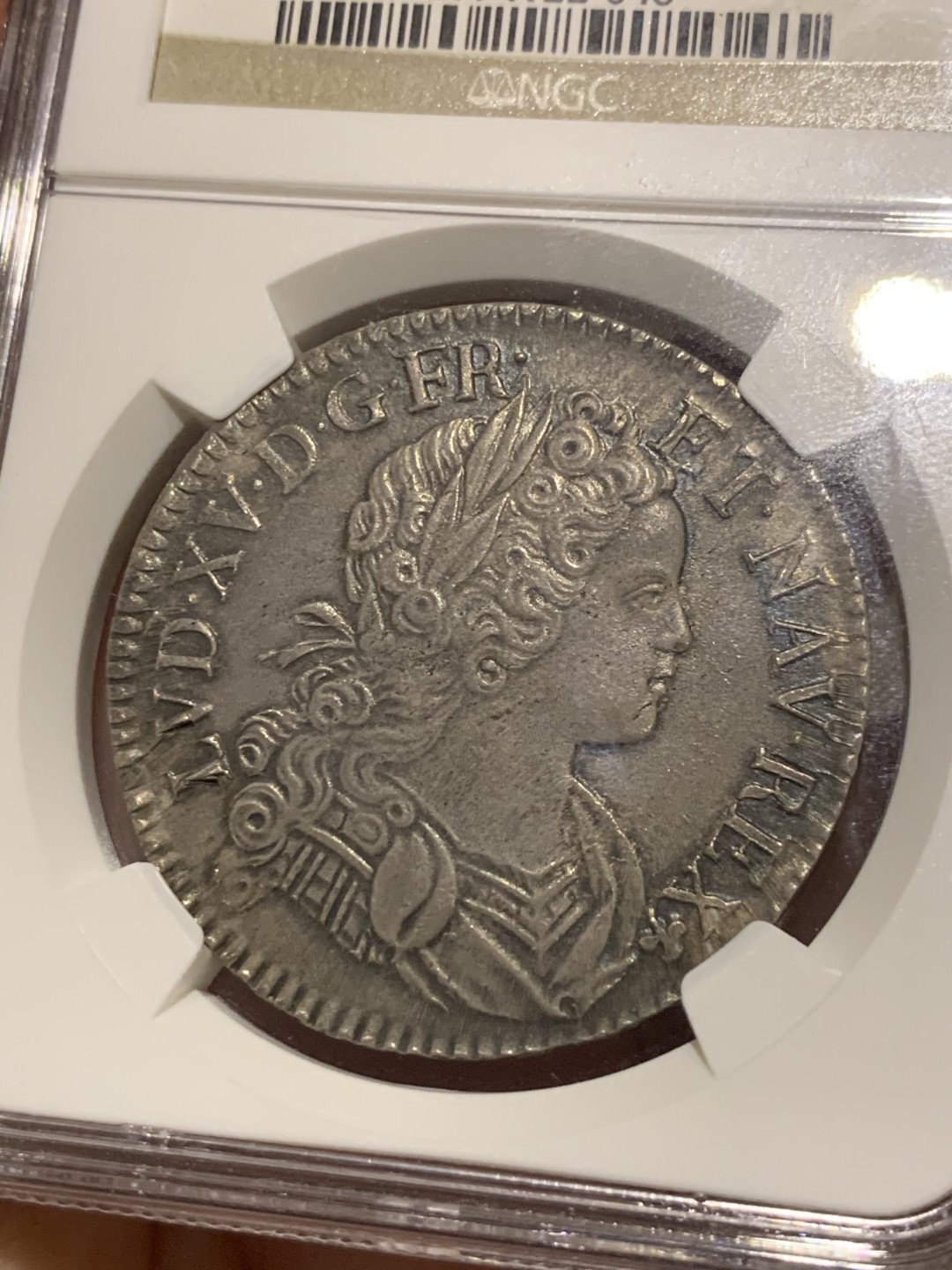 《竞宝斋》第59场-本周日，周一2场连拍（全场不限金额包邮） NGC-MS62 1718年法国路易十五埃居 少见幼儿头像，铁灰色包浆，深打，减重痕较少