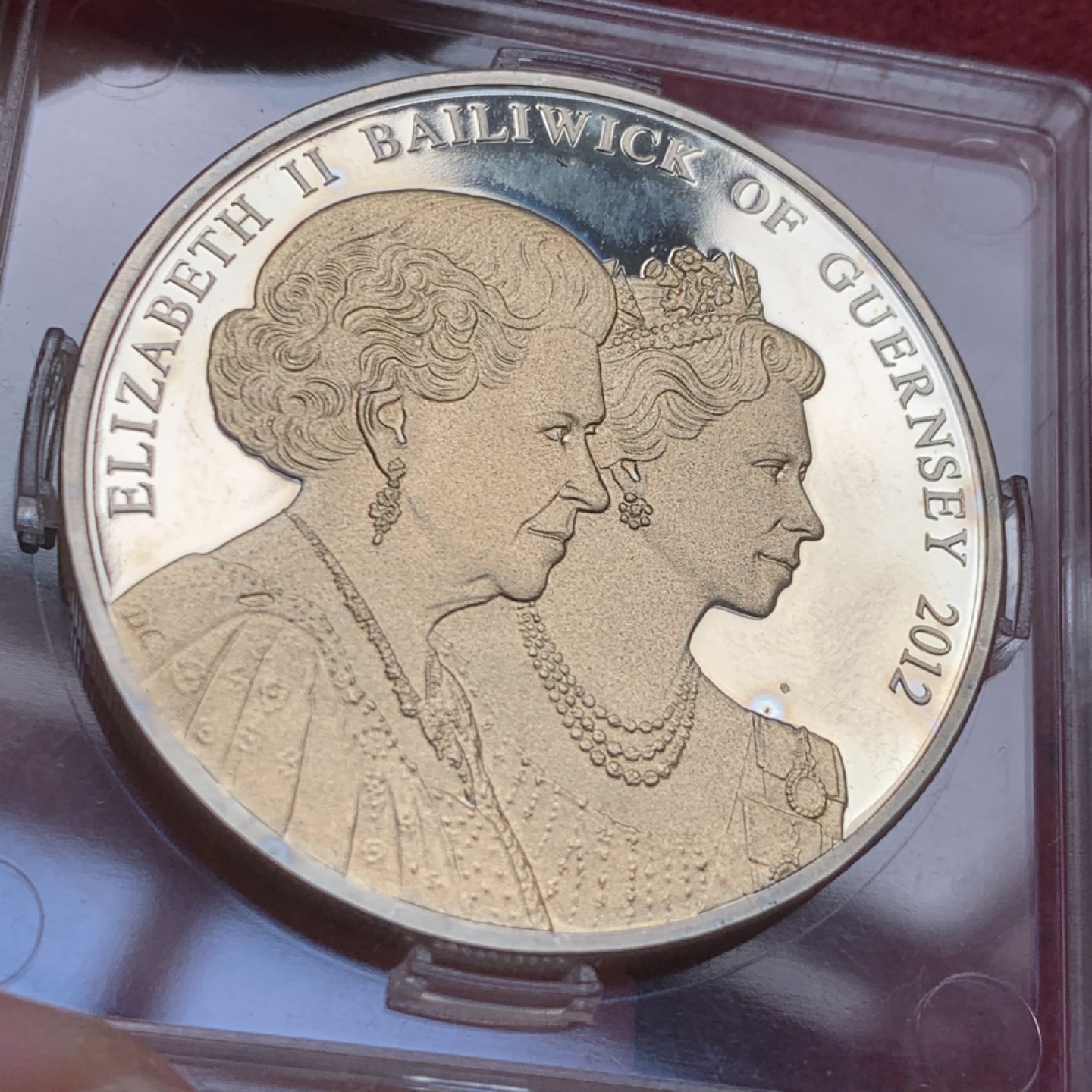 《竞宝斋》第59场-本周日，周一2场连拍（全场不限金额包邮） 英属格恩济2012年5镑 彩色女王纪念币