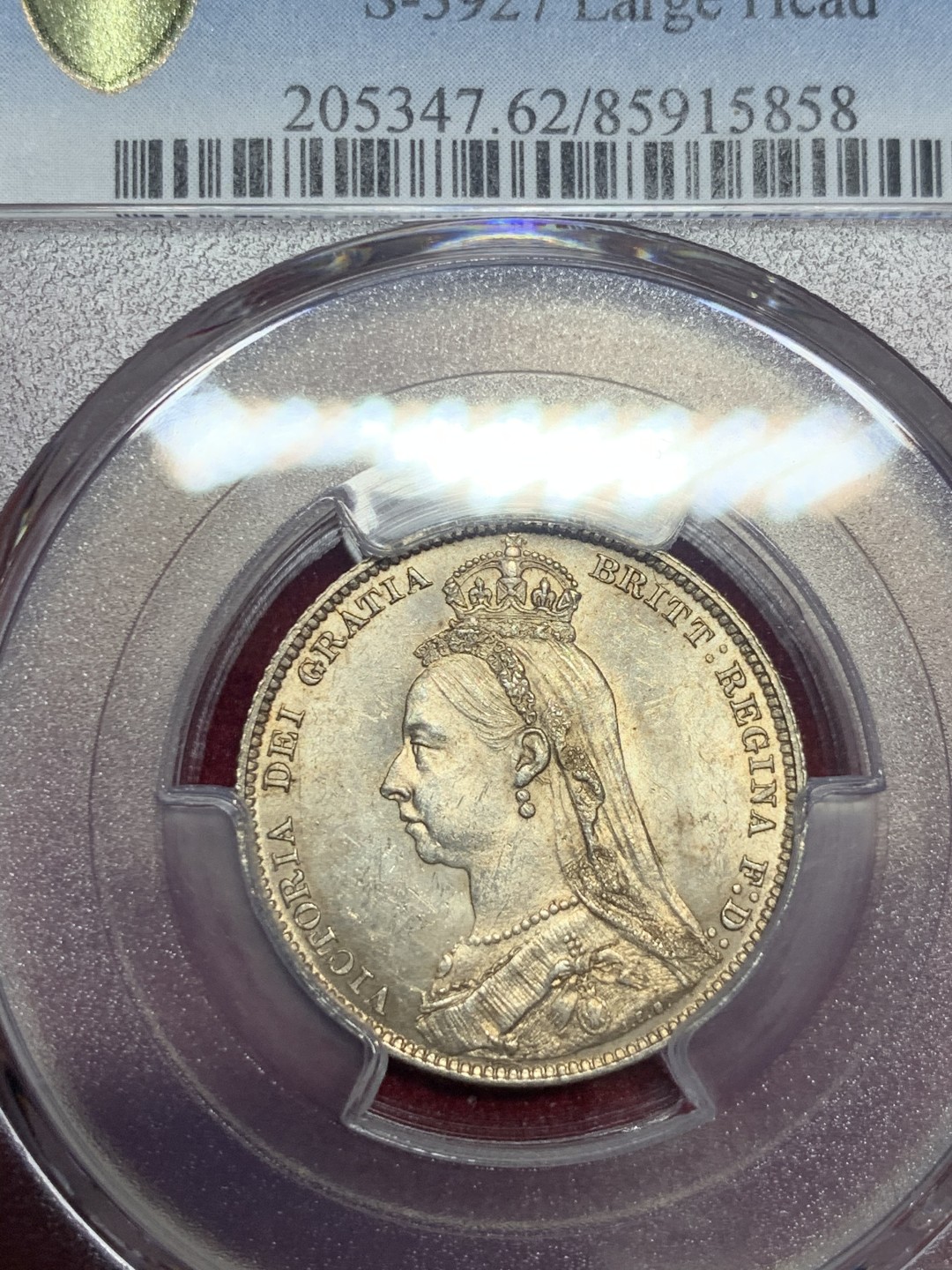 《竞宝斋》第59场-本周日，周一2场连拍（全场不限金额包邮） PCGS MS62 大头版 英国 1889年 维多利亚女王 高冠 1先令银币 奶油光包浆 头像比正常的大很多