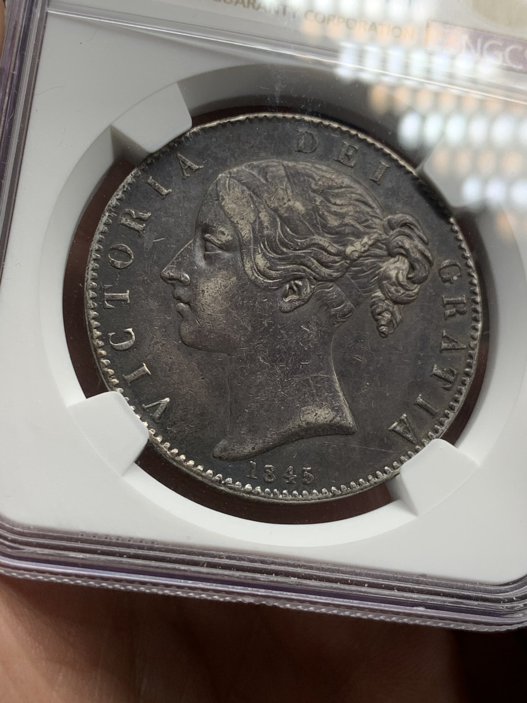 《竞宝斋》第59场-本周日，周一2场连拍（全场不限金额包邮） NGC XF 英国 1845年 年轻维多利亚 克朗 大银币 滞涨品种 双面深包浆 发髻清晰 磨损小