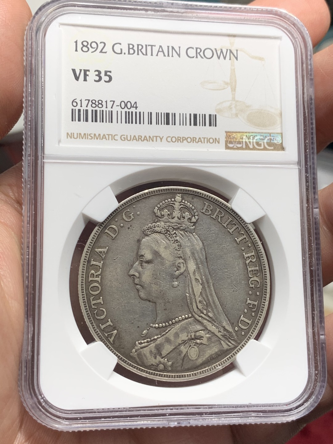 《竞宝斋》第59场-本周日，周一2场连拍（全场不限金额包邮） NGC VF35 英国 1892年 维多利亚女王 高冠 马剑 1克朗 大银币 原味好状态