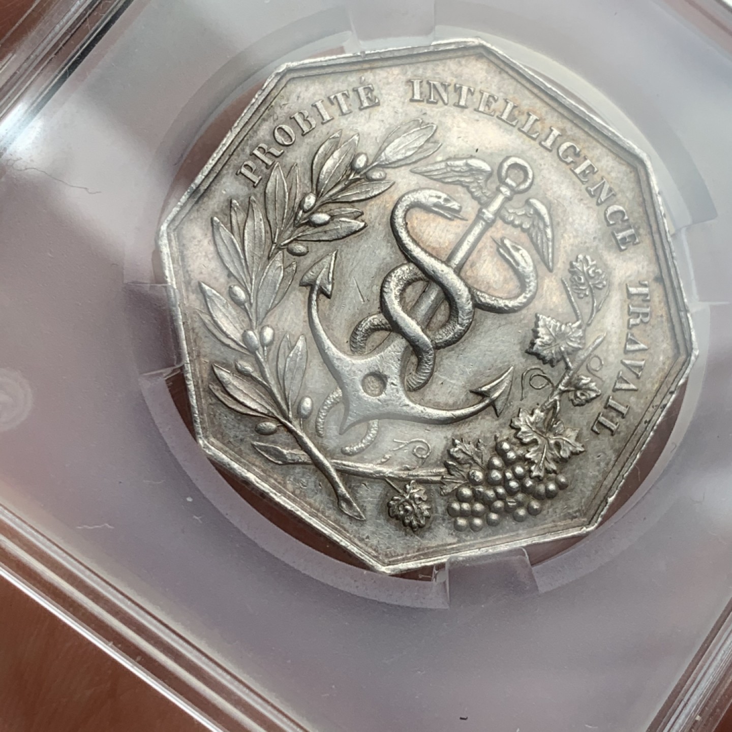 《竞宝斋》第59场-本周日，周一2场连拍（全场不限金额包邮） 1837年法国蒙彼利埃商会八角银制代币  重量：17.7g  边铭：蜜蜂银标