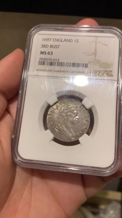 《竞宝斋》第59场-本周日，周一2场连拍（全场不限金额包邮） NGC-MS63 英国 1697年 1先令 银币 紫灰色包浆，双面深打，细节完美，同分中的战斗机