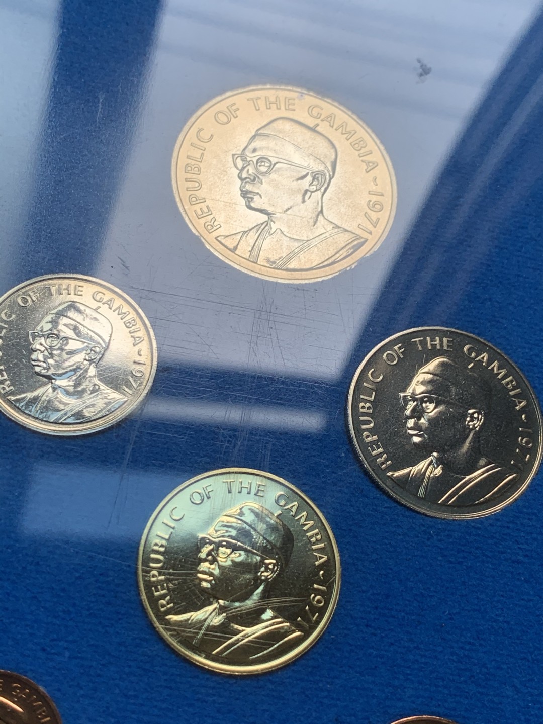 《竞宝斋》第59场-本周日，周一2场连拍（全场不限金额包邮） 冈比亚1971年清年份官方原装精制套币BU 独立第一版 1布图-1达拉西 克劳斯编号PS3（无纸壳信封）