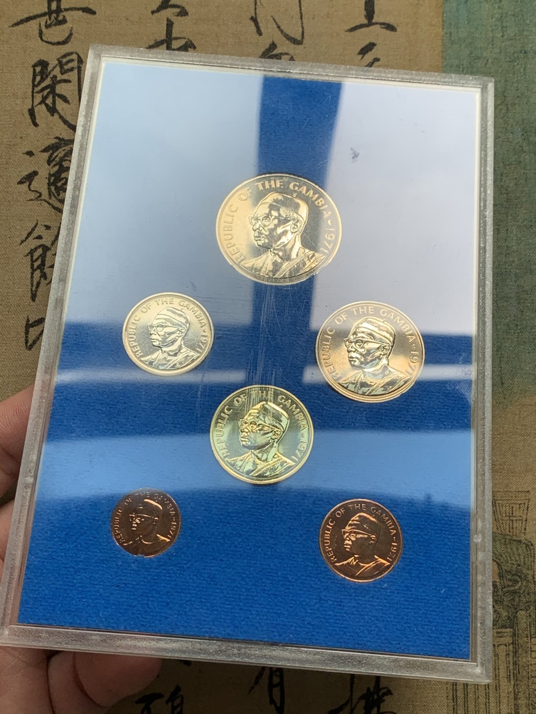 《竞宝斋》第59场-本周日，周一2场连拍（全场不限金额包邮） 冈比亚1971年清年份官方原装精制套币BU 独立第一版 1布图-1达拉西 克劳斯编号PS3（无纸壳信封）