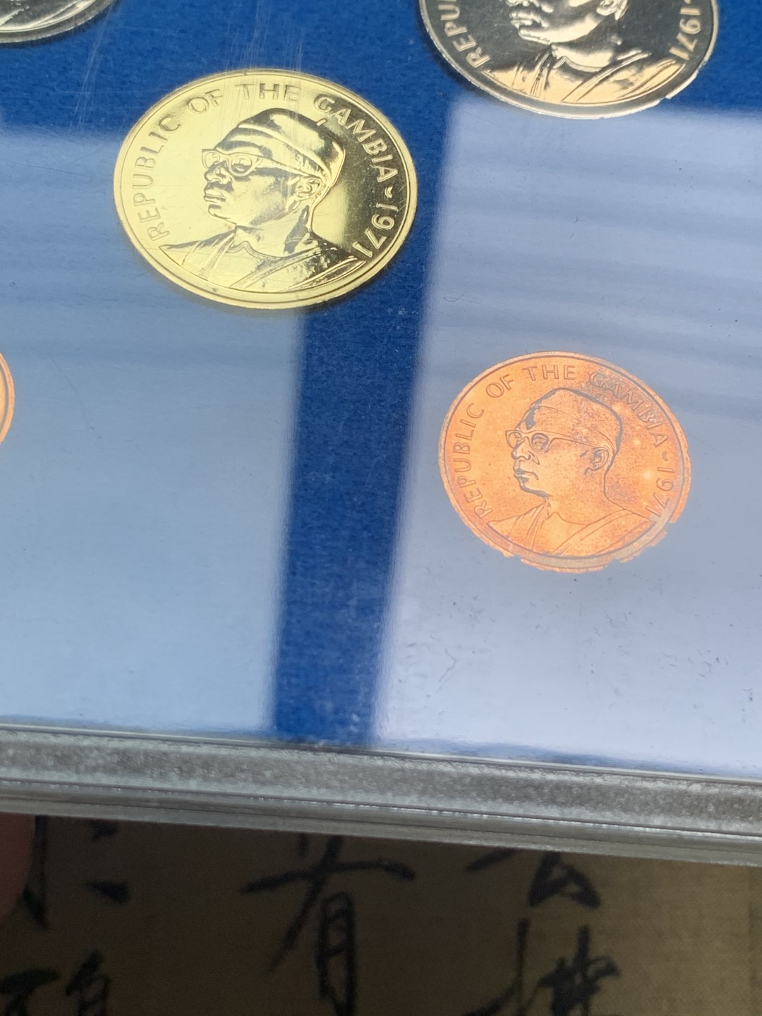 《竞宝斋》第59场-本周日，周一2场连拍（全场不限金额包邮） 冈比亚1971年清年份官方原装精制套币BU 独立第一版 1布图-1达拉西 克劳斯编号PS3（无纸壳信封）