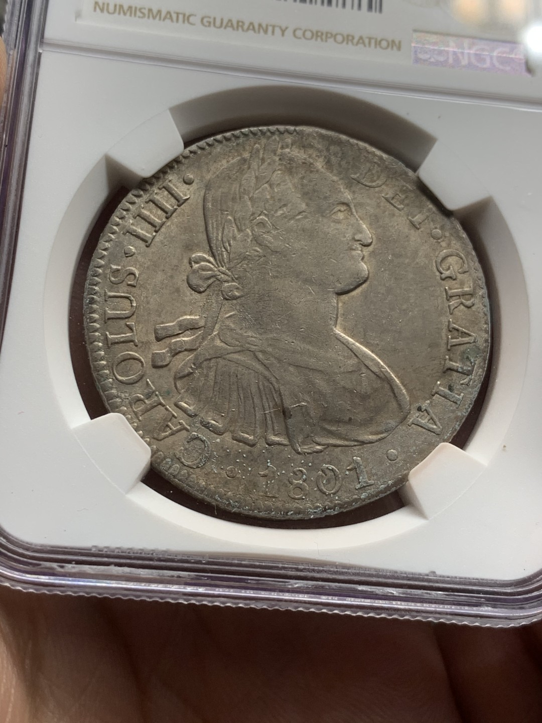 《竞宝斋》第59场-本周日，周一2场连拍（全场不限金额包邮） NGC-XFD 墨西哥 1801年 8瑞尔 卡四双柱银币 稀少骑字版！ MO FT/FM