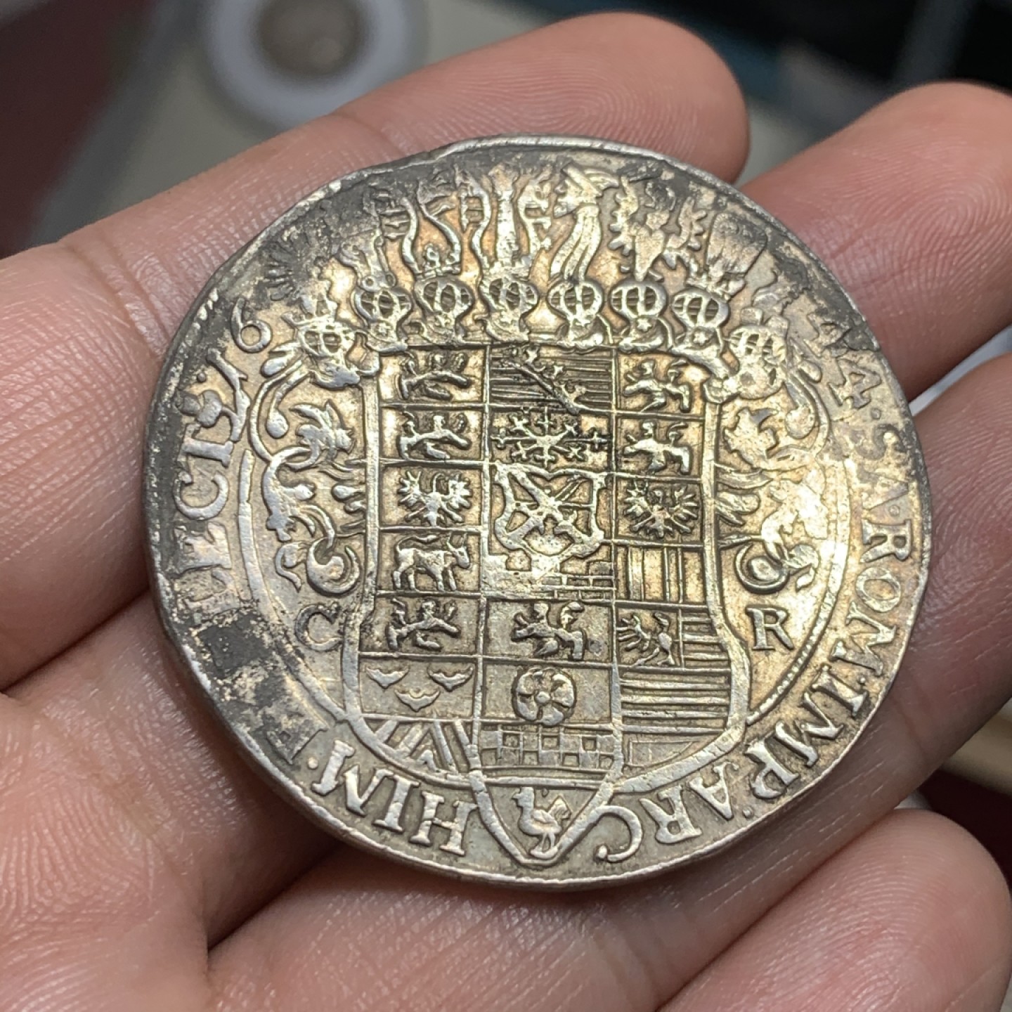 《竞宝斋》第59场-本周日，周一2场连拍（全场不限金额包邮） 德国萨克森韦廷王朝 1644年 约翰乔治一世持剑 大泰勒 好品银币 29.1克 打制币，那时还没有发明边齿。光边，^_^