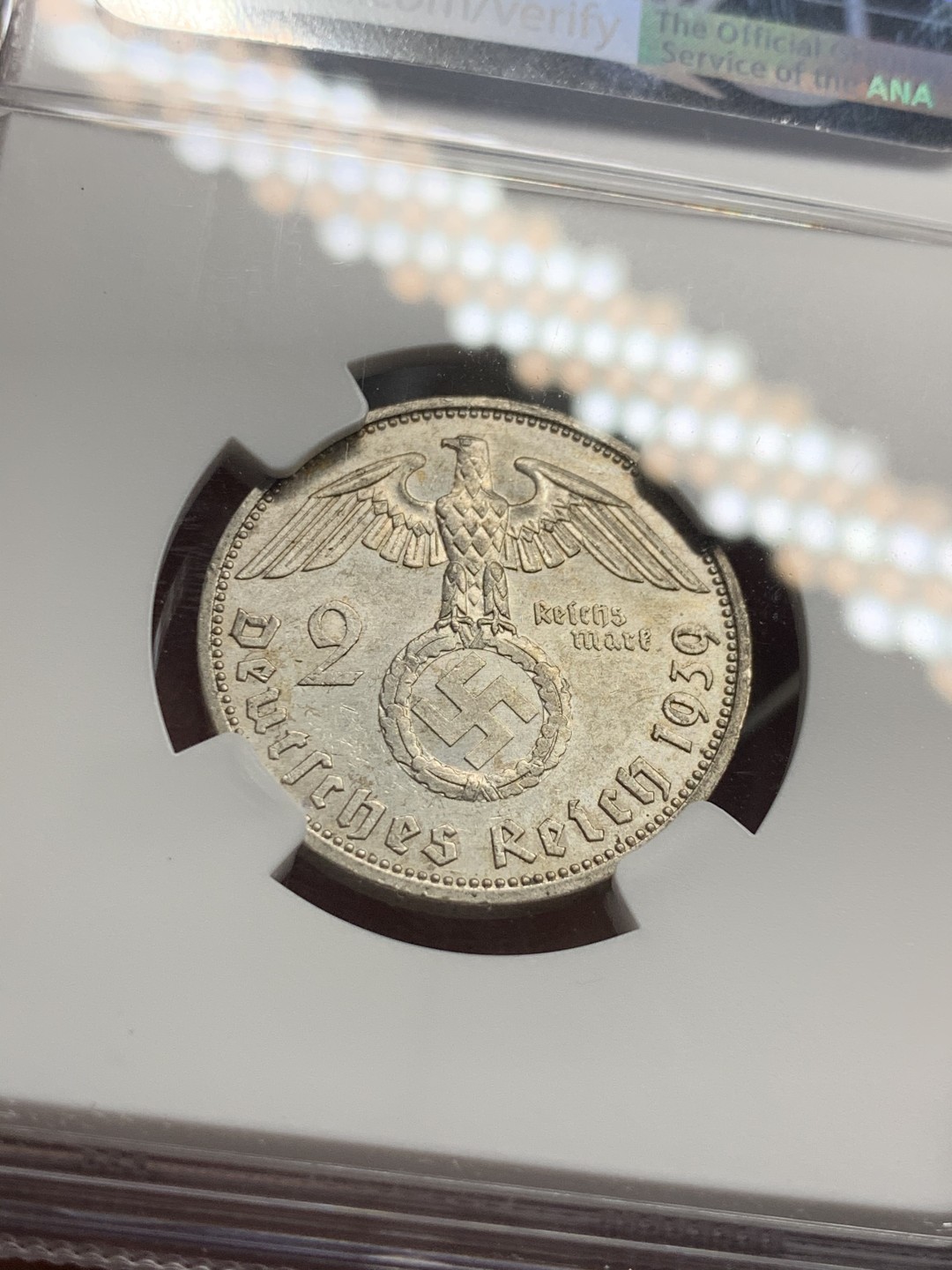 《竞宝斋》第59场-本周日，周一2场连拍（全场不限金额包邮） NGC MS62 德国1939 A版 2马克 银币细节很好