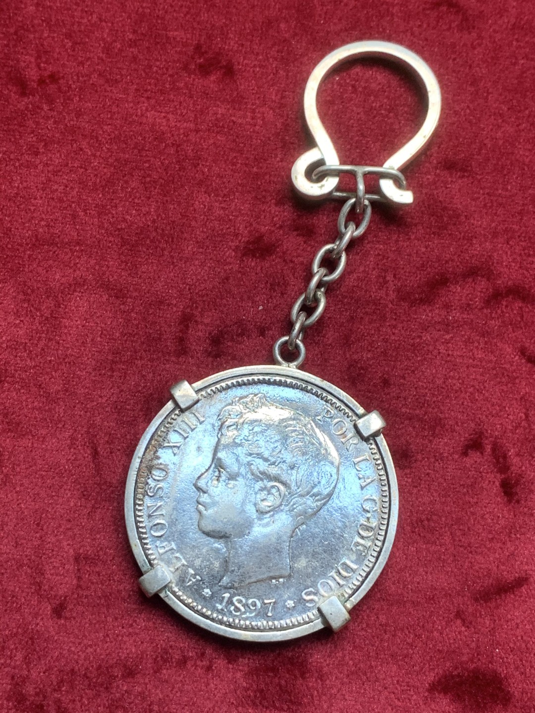 《竞宝斋》第59场-本周日，周一2场连拍（全场不限金额包邮） 西班牙 1897年 阿方索十三世 5比塞塔双柱 大银币 钥匙扣