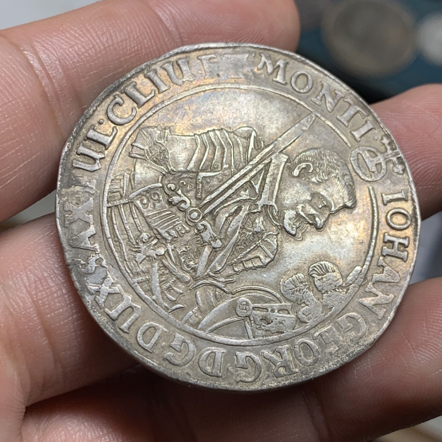 《竞宝斋》第59场-本周日，周一2场连拍（全场不限金额包邮） 德国萨克森韦廷王朝 1644年 约翰乔治一世持剑 大泰勒 好品银币 29.1克 打制币，那时还没有发明边齿。光边，^_^