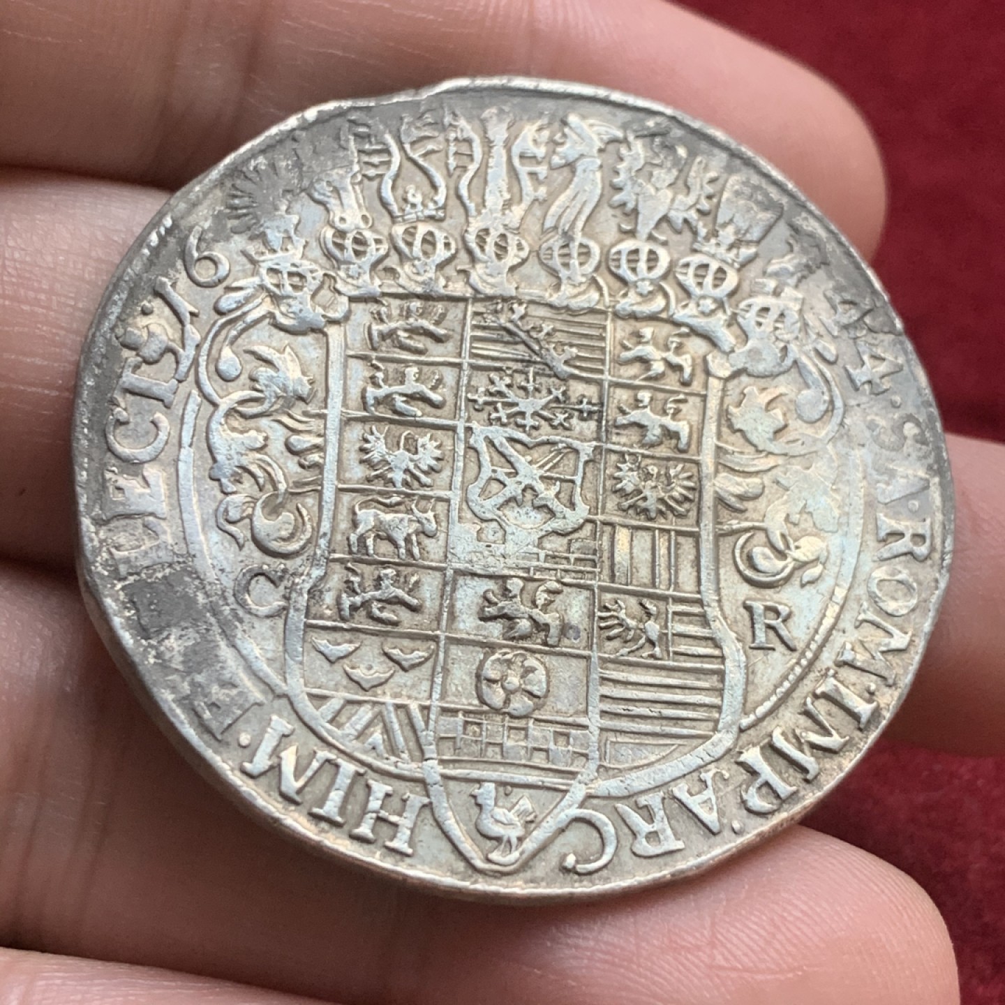 《竞宝斋》第59场-本周日，周一2场连拍（全场不限金额包邮） 德国萨克森韦廷王朝 1644年 约翰乔治一世持剑 大泰勒 好品银币 29.1克 打制币，那时还没有发明边齿。光边，^_^