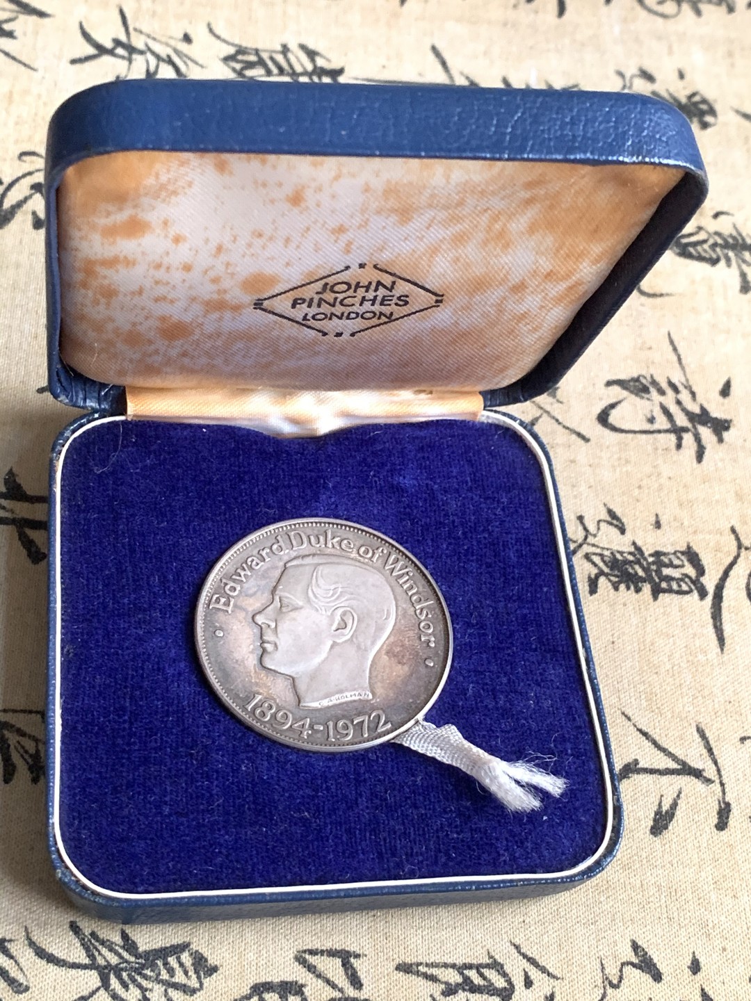 《竞宝斋》第59场-本周日，周一2场连拍（全场不限金额包邮） 原盒银章 英国 1972年 温莎公爵爱德华八世原盒纪念银章 强烈PL效果 双面好彩 非常精美好看 直径38mm 克朗型 重27.4g