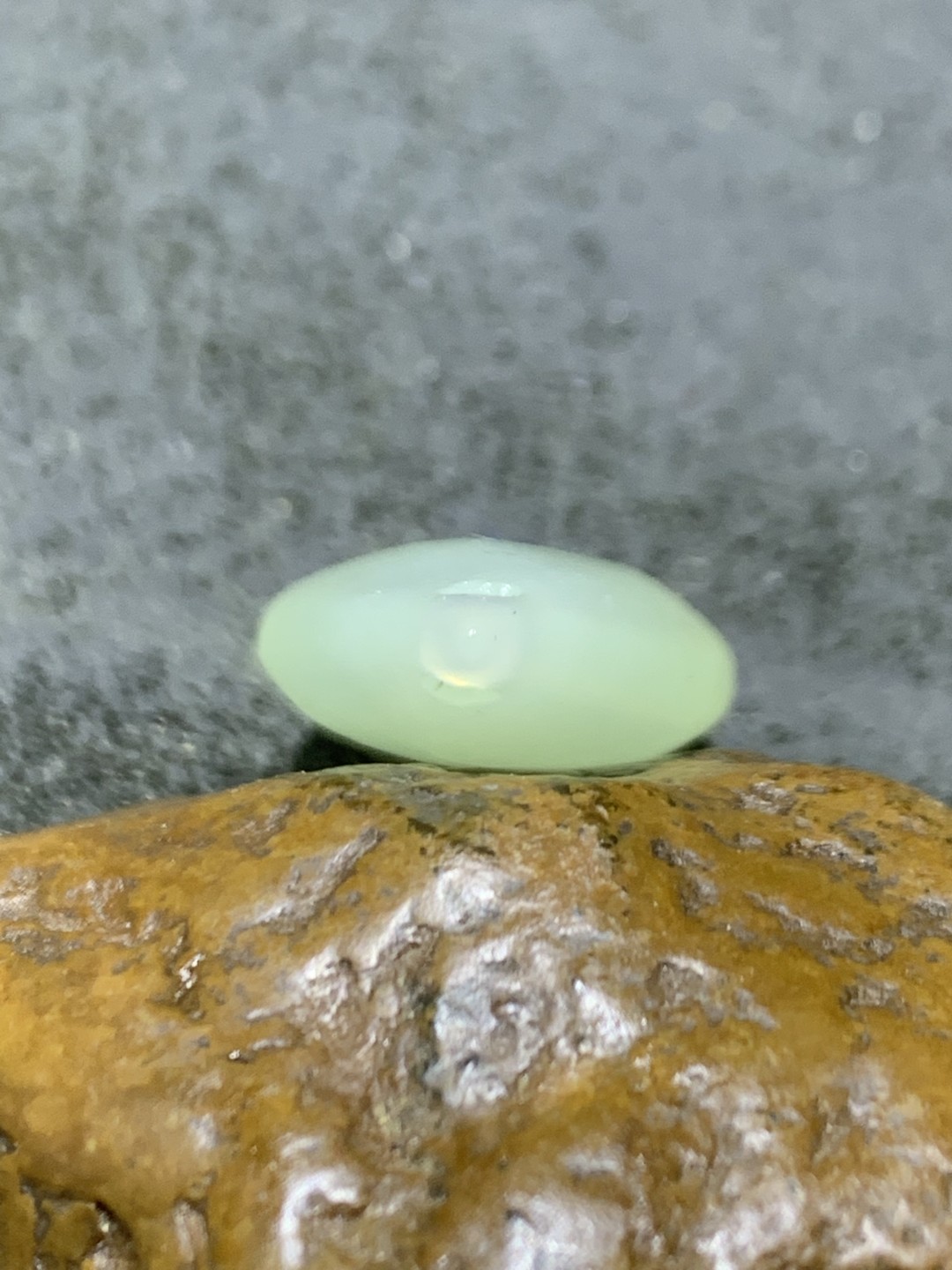 精美岫玉水滴型吊坠一个，