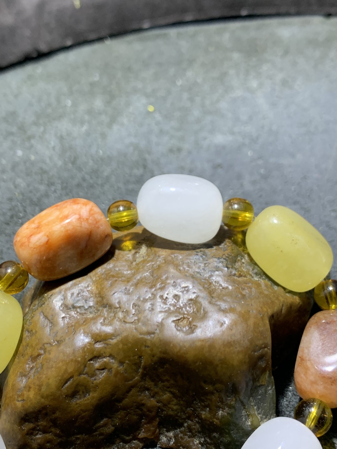 精美天然金丝玉打磨随形原石手串一条，