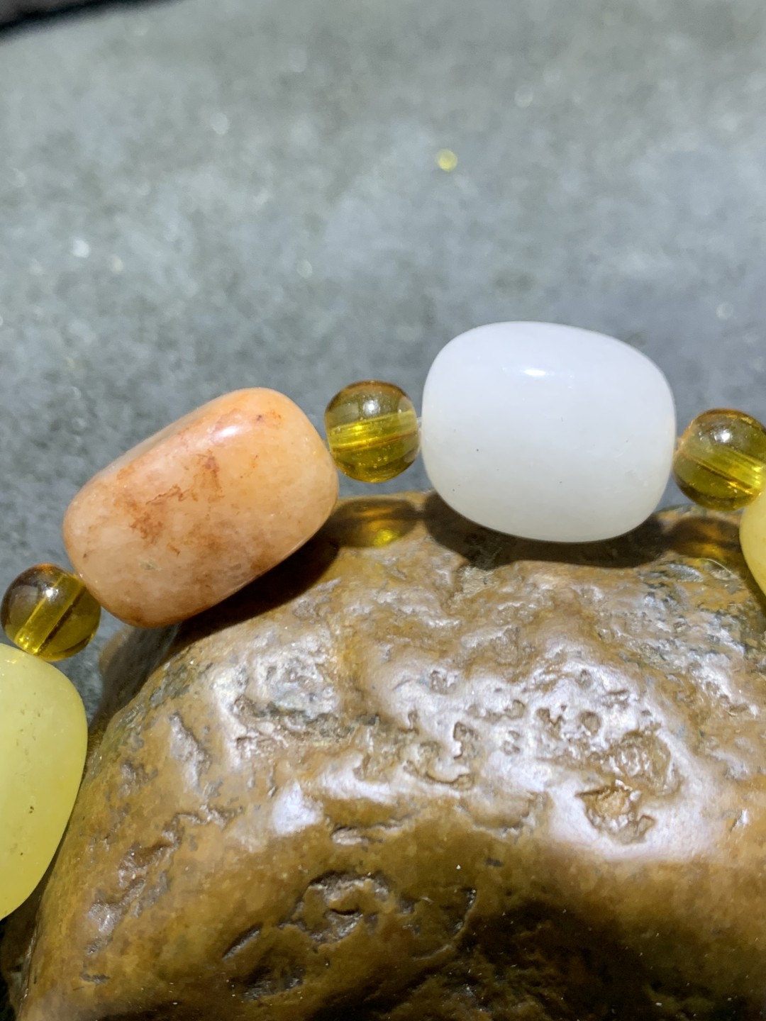 精美天然金丝玉打磨随形原石手串一条，