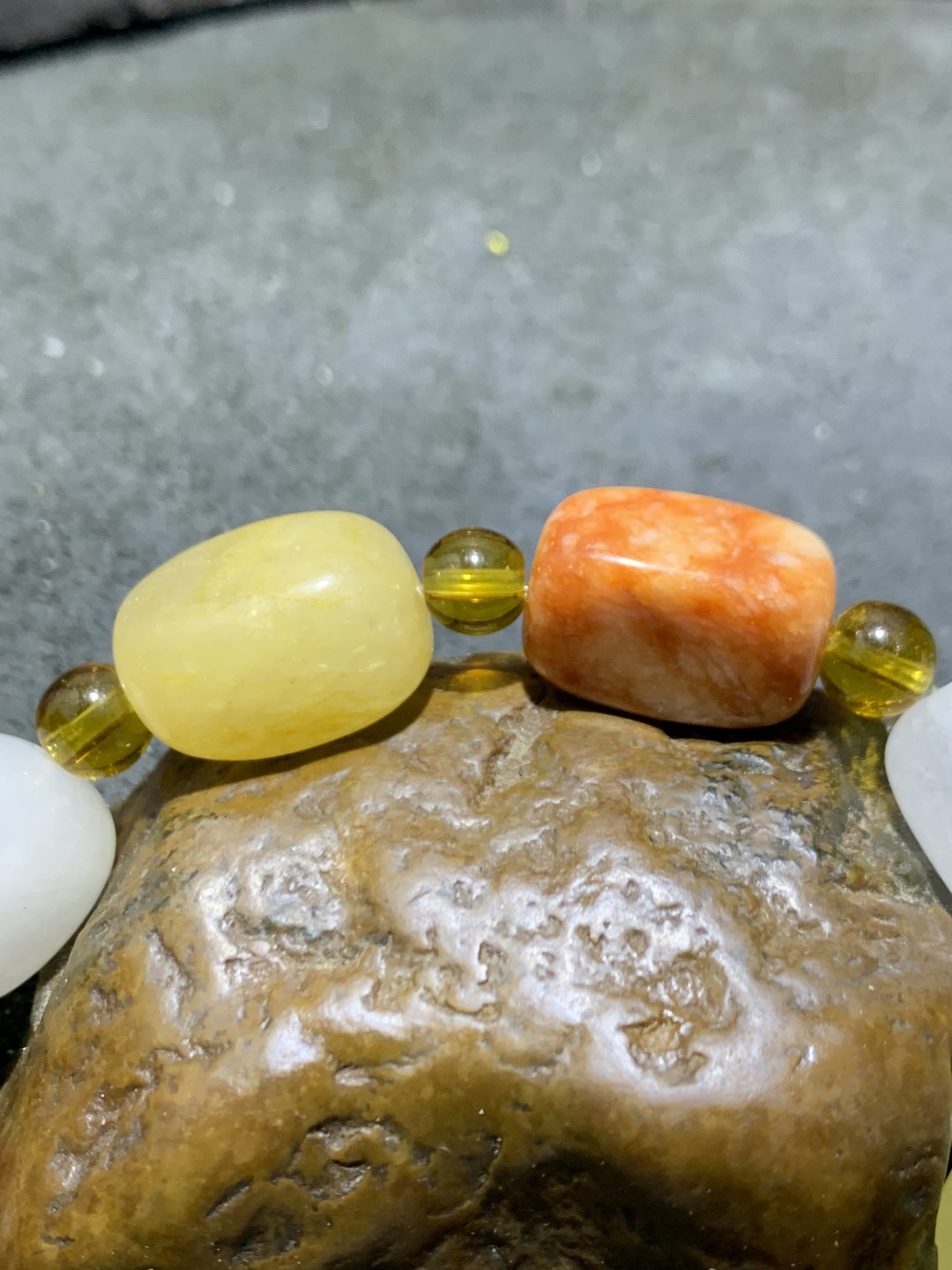 精美天然金丝玉打磨随形原石手串一条，