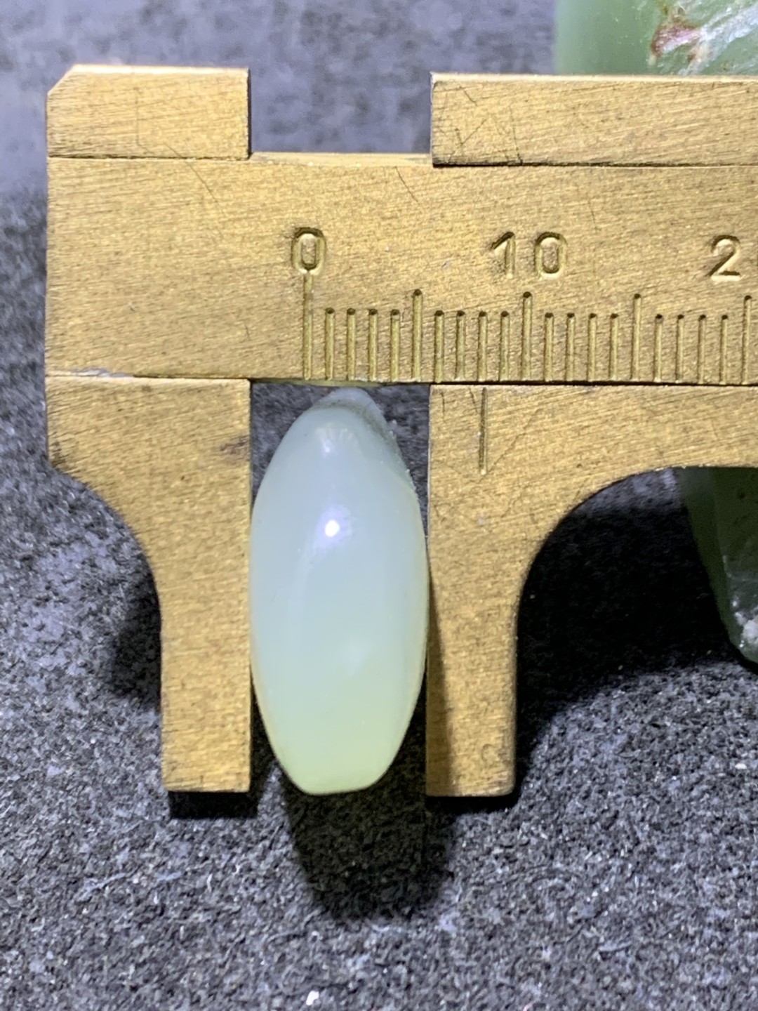 精美岫玉水滴型吊坠一个，