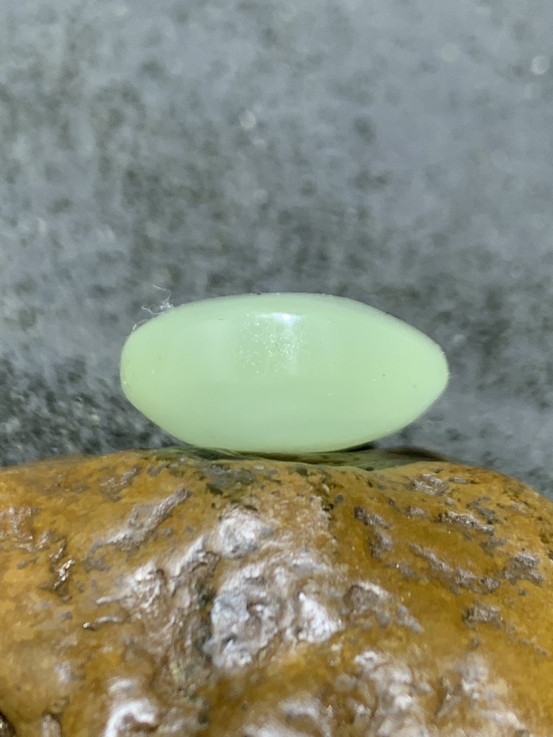 精美岫玉水滴型吊坠一个，