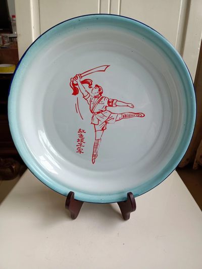 文革时期搪瓷人物大盘。尺寸：高3.8cm，口径30.5cm，底径21.5cm，品相如图，比较完整，就边沿一点点飞皮，其余全品跟新的一样，包老包真包文革时期，请放心购买！ - 文革时期搪瓷人物大盘。尺寸：高3.8cm，口径30.5cm，底径21.5cm，品相如图，比较完整，就边沿一点点飞皮，其余全品跟新的一样，包老包真包文革时期，请放心购买！