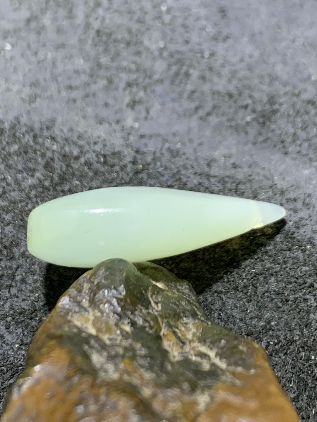 精美岫玉水滴型吊坠一个，