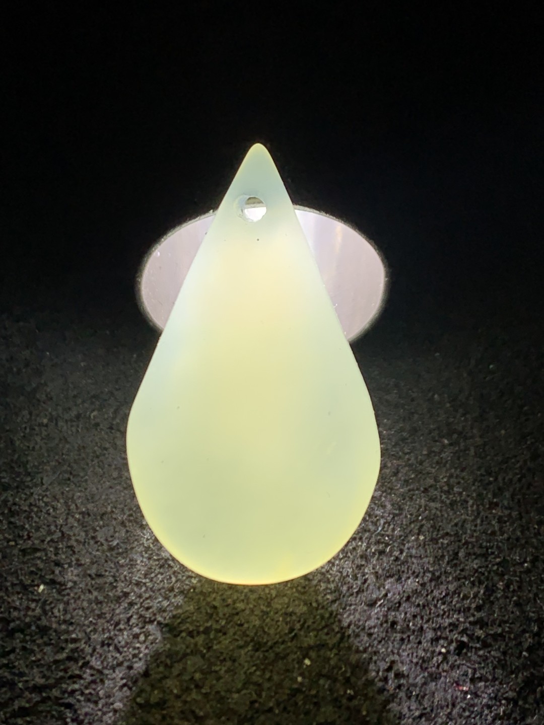 精美岫玉水滴型吊坠一个，