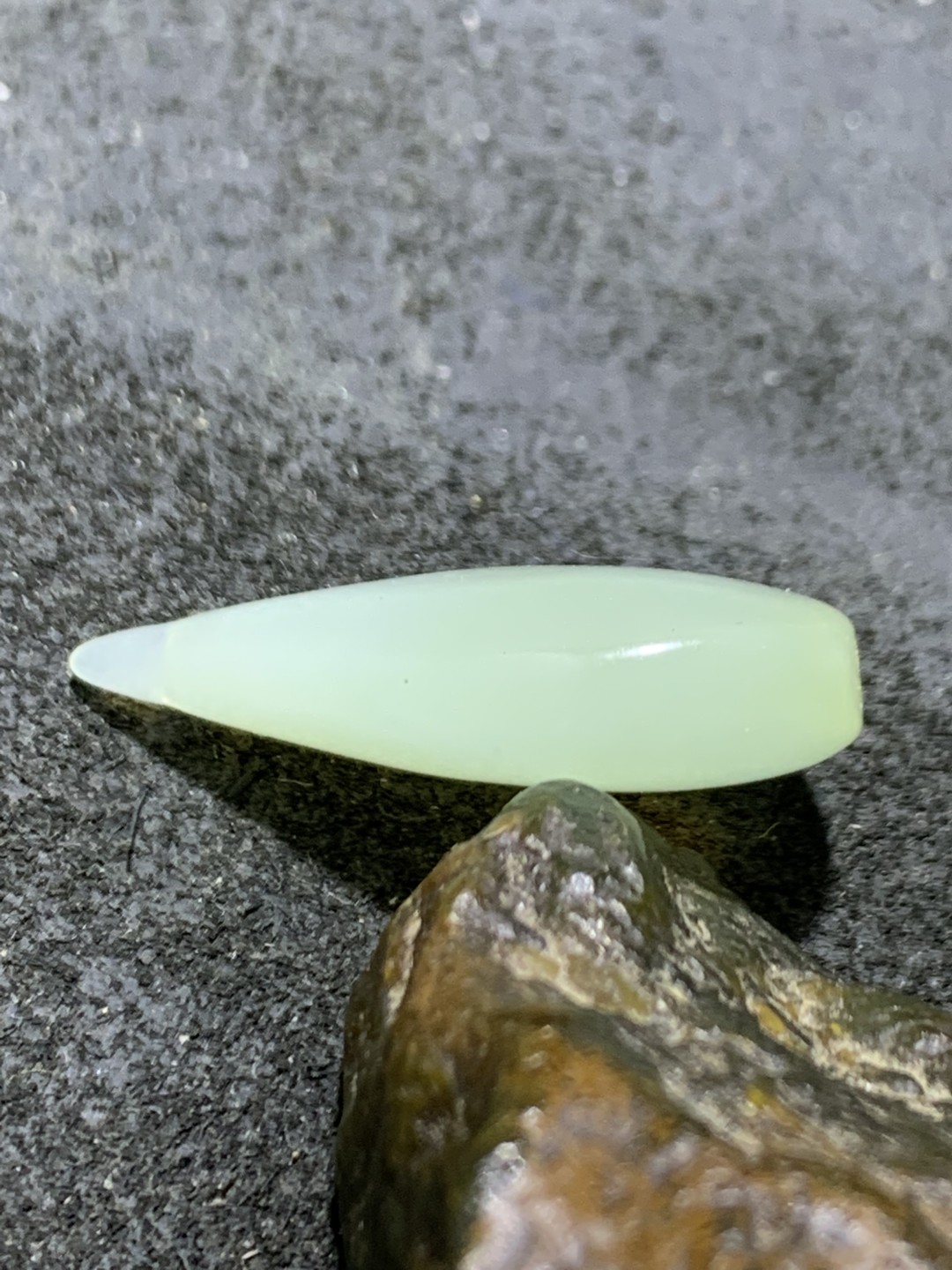 精美岫玉水滴型吊坠一个，