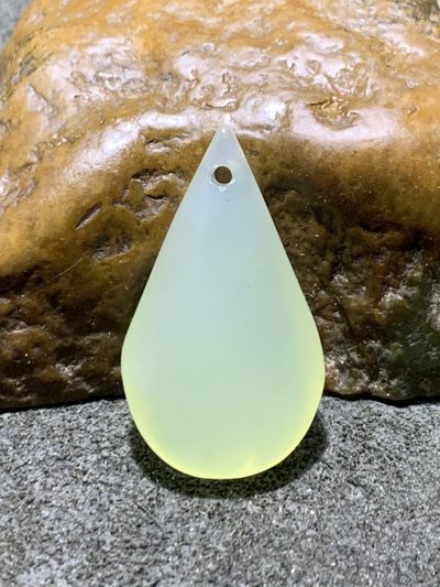 精美岫玉水滴型吊坠一个， - 精美岫玉水滴型吊坠一个，