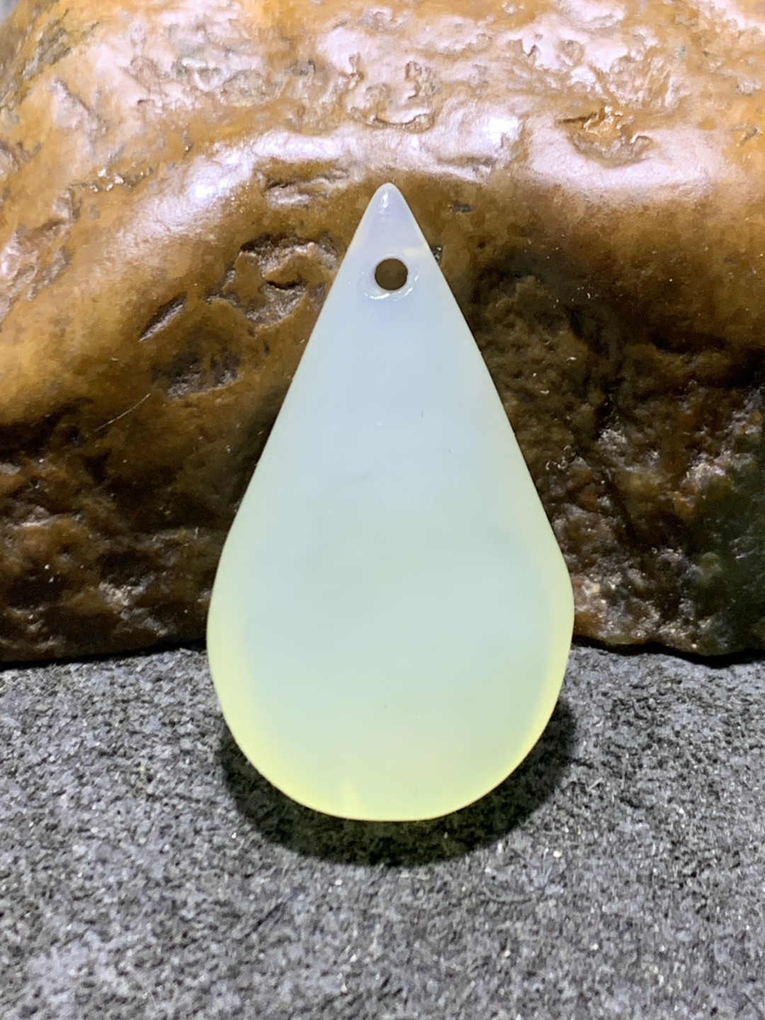 精美岫玉水滴型吊坠一个，