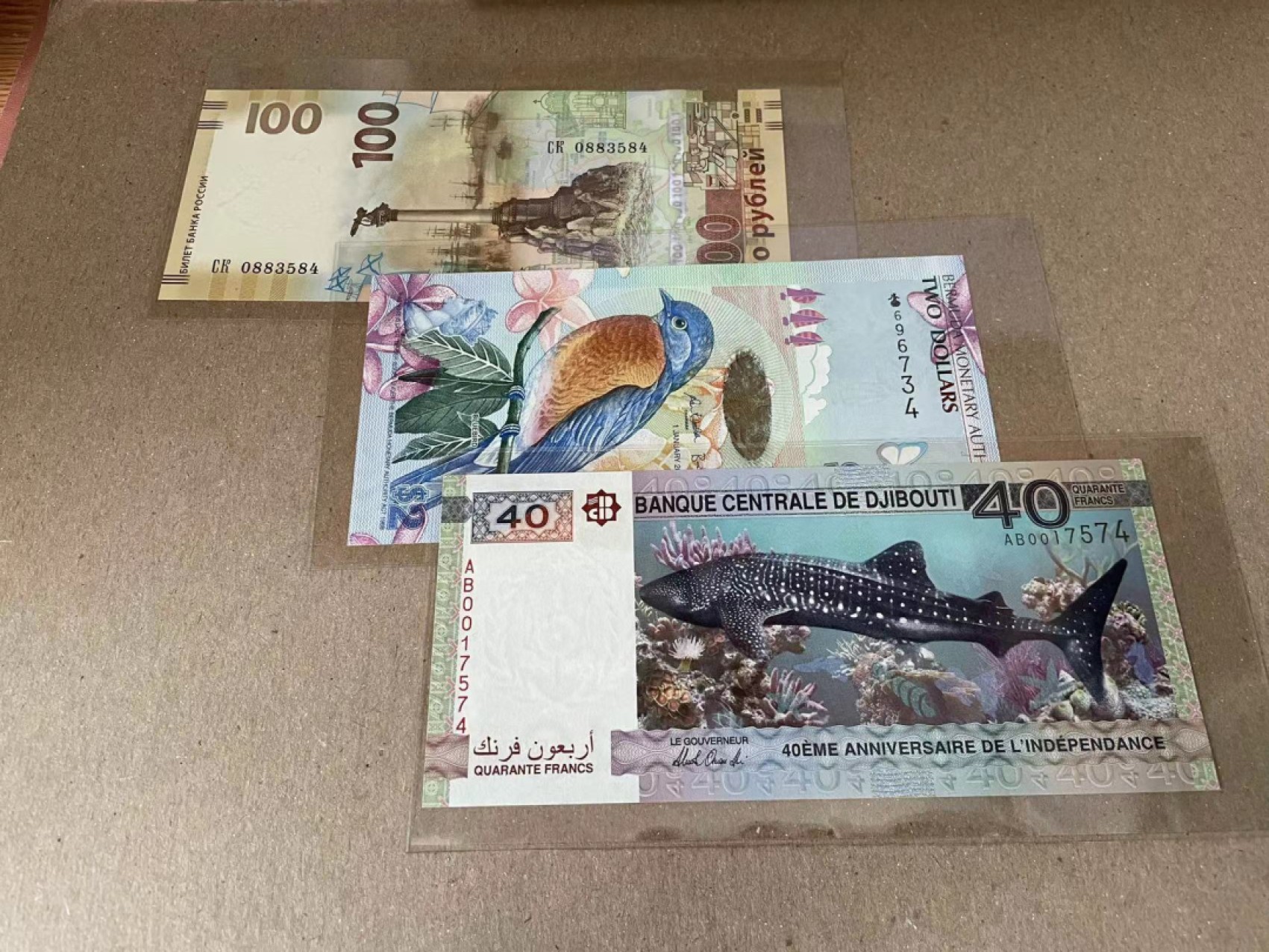 【Blue Auction】✨世界纸币精拍第186期——唯一冠军曼左尼（共77拍） 【一组3张】百慕大洋葱冠2元、俄罗斯、吉布提纸币一组 全新UNC