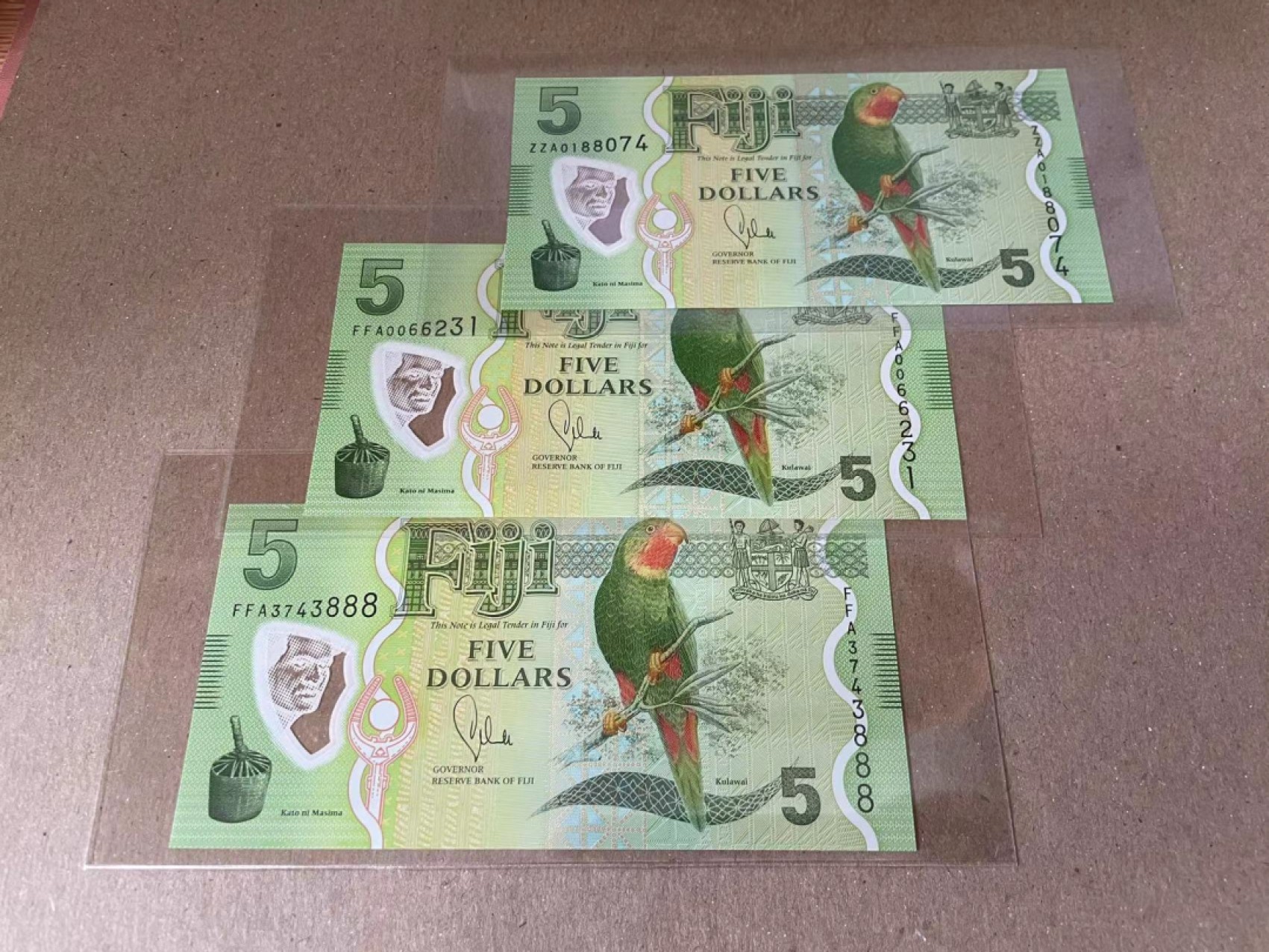 【Blue Auction】✨世界纸币精拍第186期——唯一冠军曼左尼（共77拍） 【一组3张 FFA首发包含888豹子号&ZZA补号】斐济 2013年5元 塑料钞 全新UNC