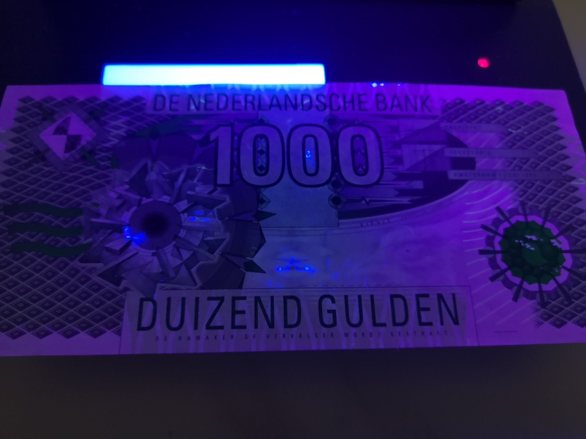 《外钞收藏家》第一百七十九期拍卖 荷兰齿轮版1000盾 也定义为AU品相吧 有一点点受潮 参考测光等